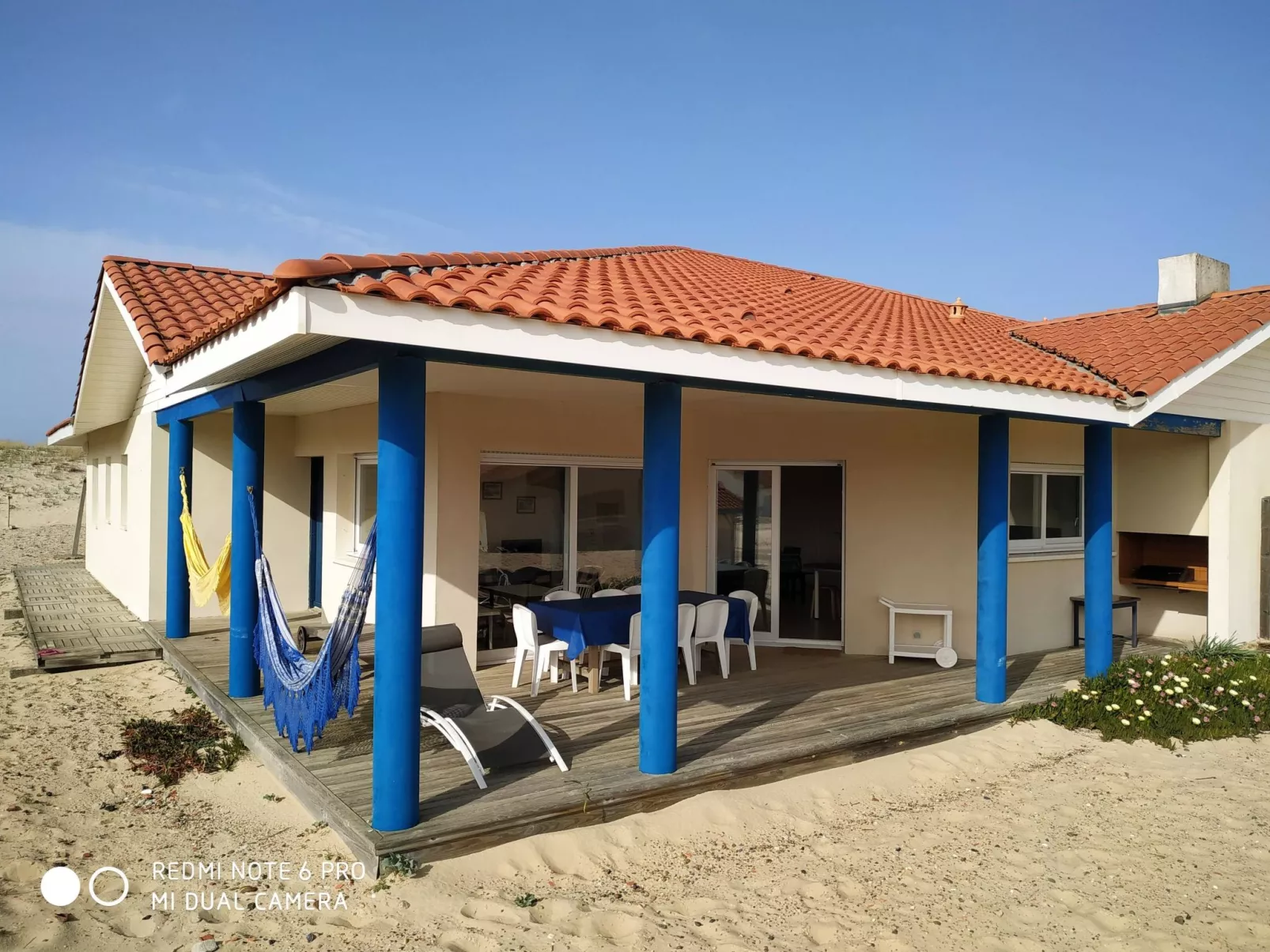 Haus am Meer, die Füße im Sand-Buiten