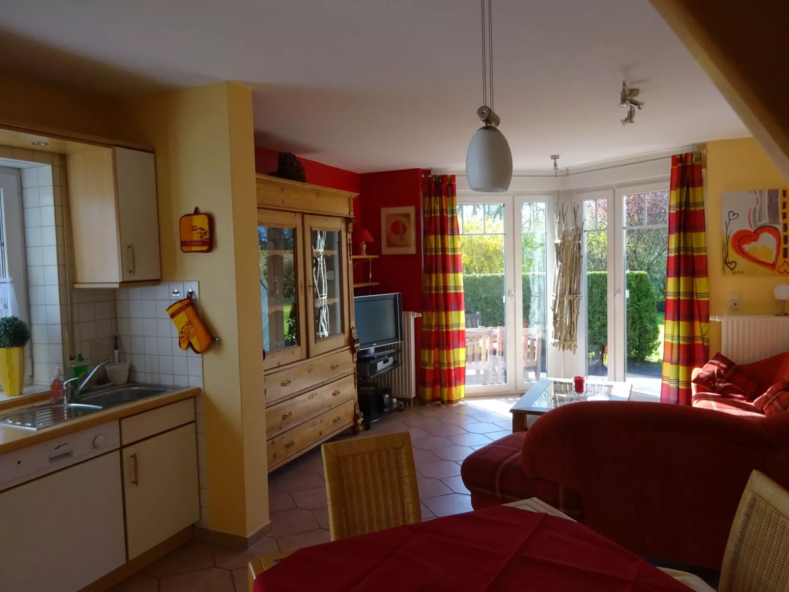 Komfortable Doppelhaushälfte und großem Garten-Binnen