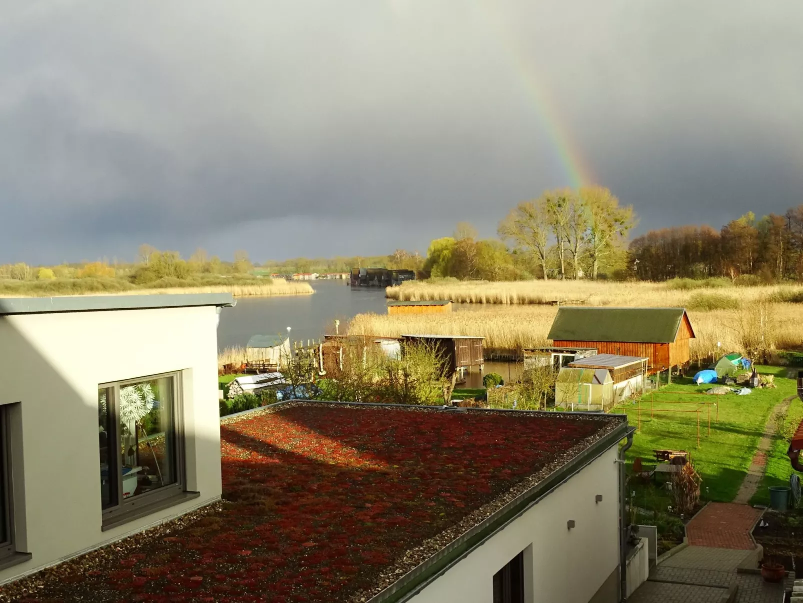 Gemütliches Dachgeschoss-Apartement mit Seeblick und großem Garten am Wasser-Buiten