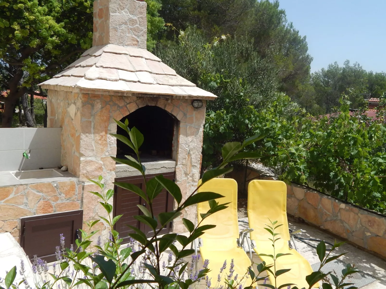 Für 4 Personen ca. 60 m&sup2; in Milna auf Brac, Adriaküste Kroatien (Kroatisch-Buiten