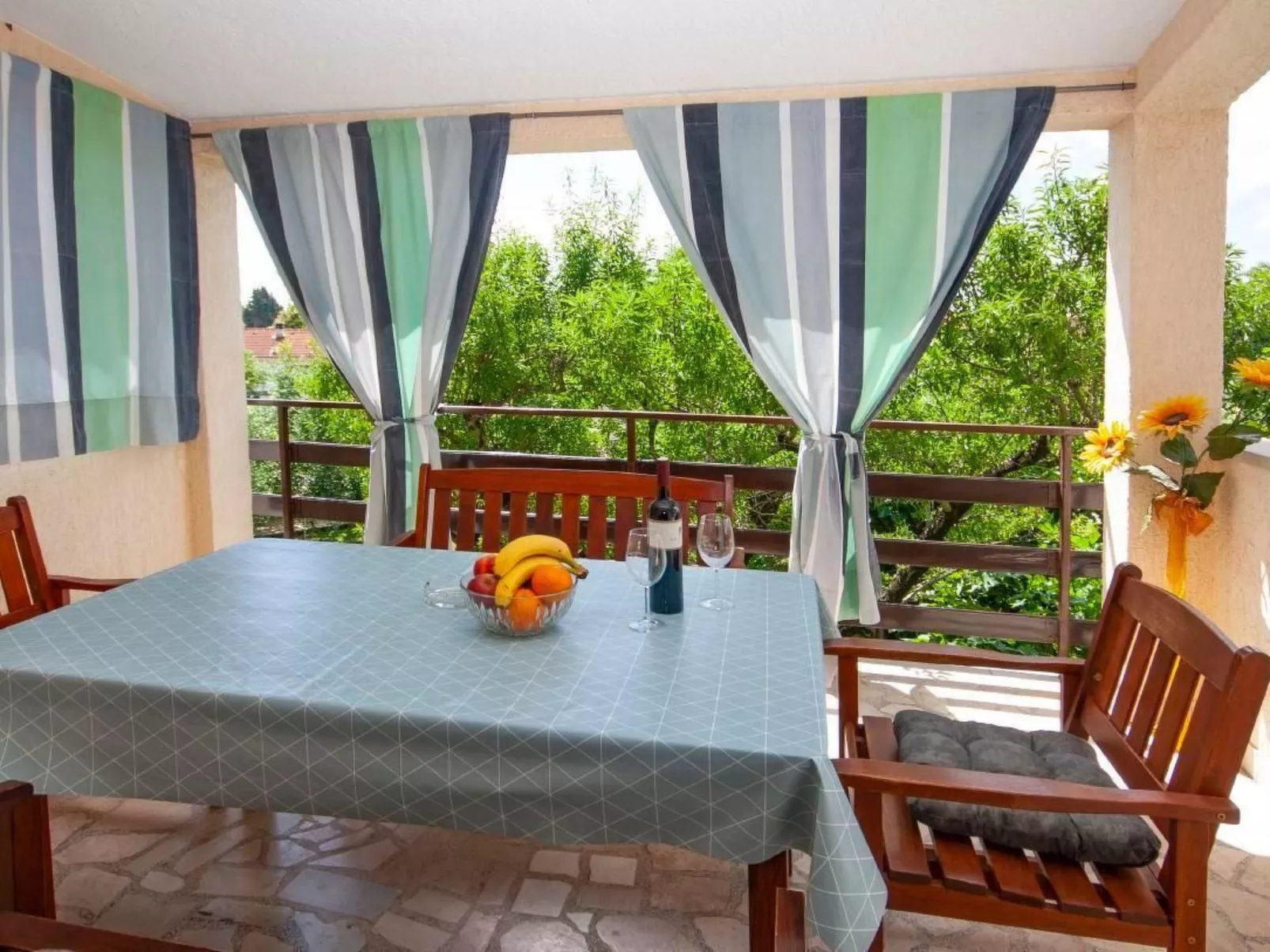 Mit privater Terrasse-Buiten