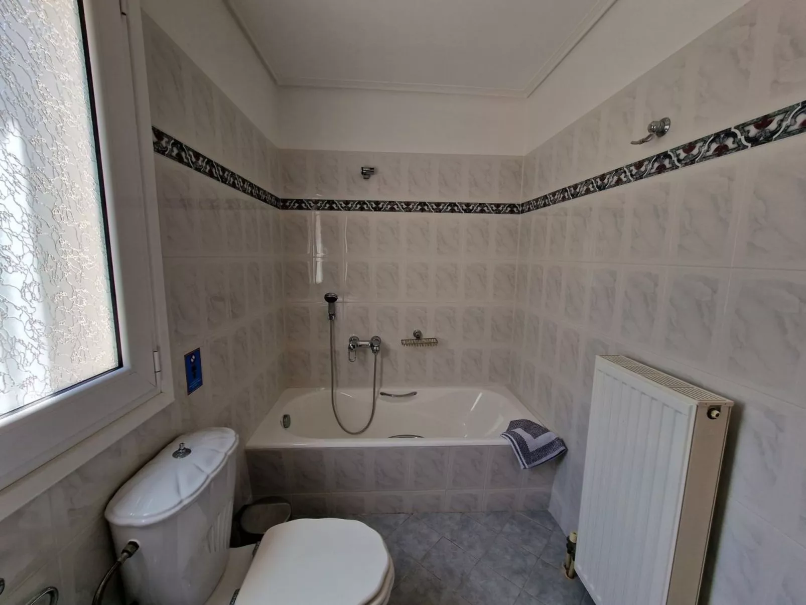 Vollständig umschlossene und großzügig angelegte dreistöckige Ferienvilla mit f-Binnen