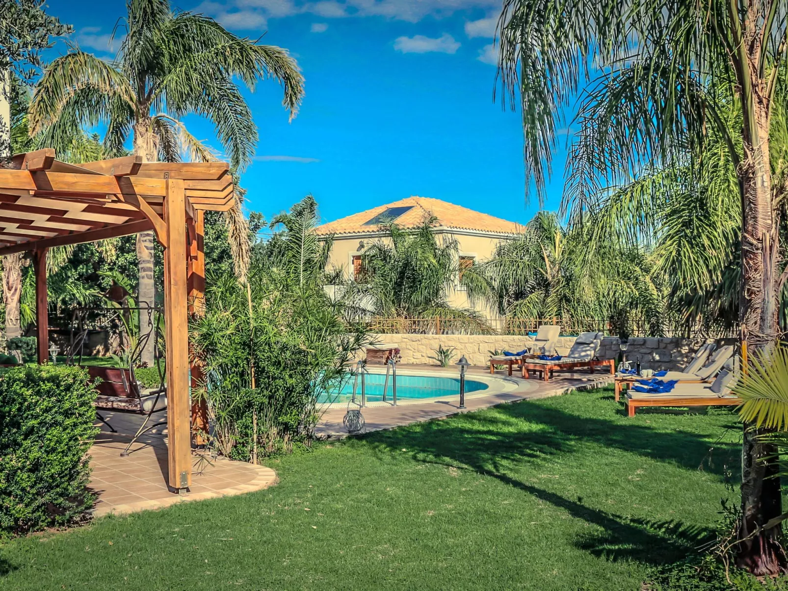 Ferienvilla mit Garten, Grill und Terrasse - Buiten