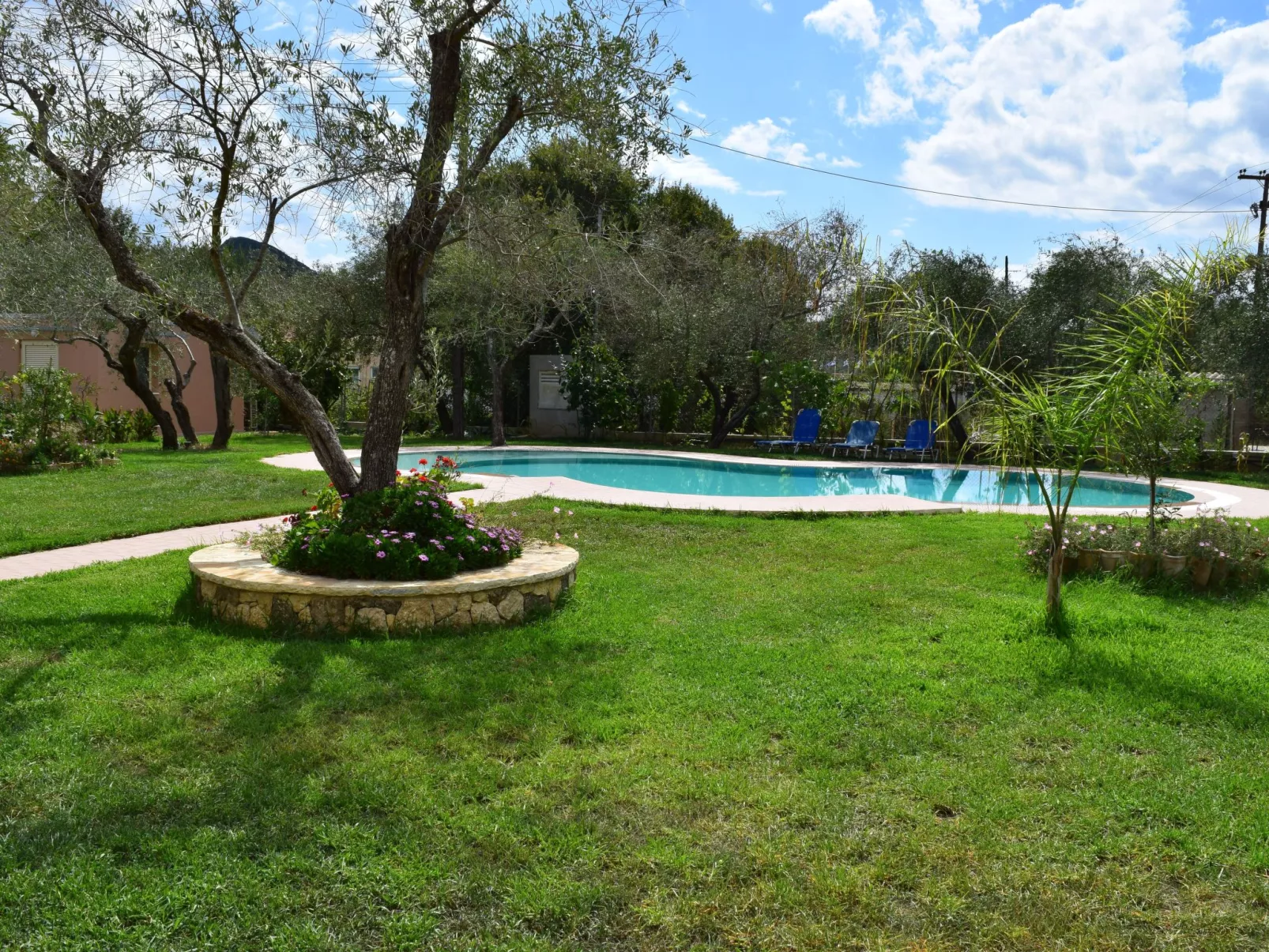 Villa Thalassa mit Schwimmbad und Garten-Buiten