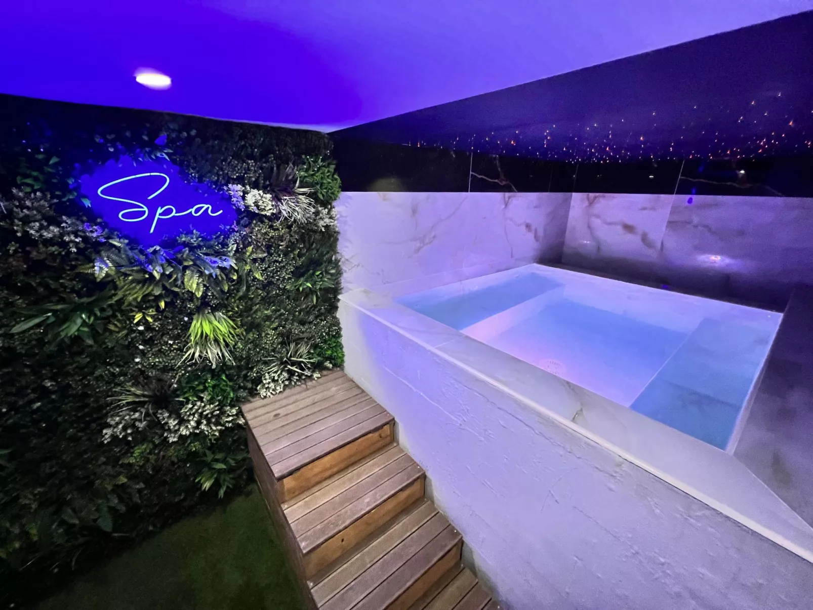 Mit eigenem Pool-Buiten