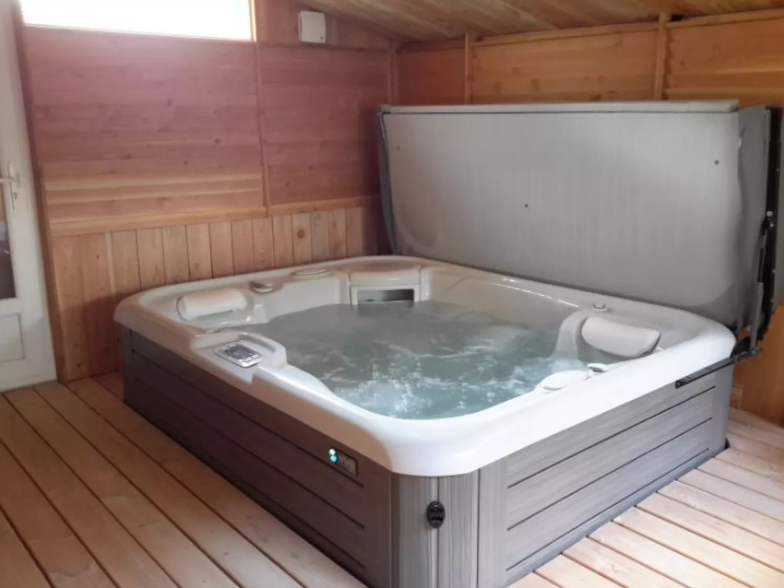 La petite maison sous les pinins-innenpool-Buiten