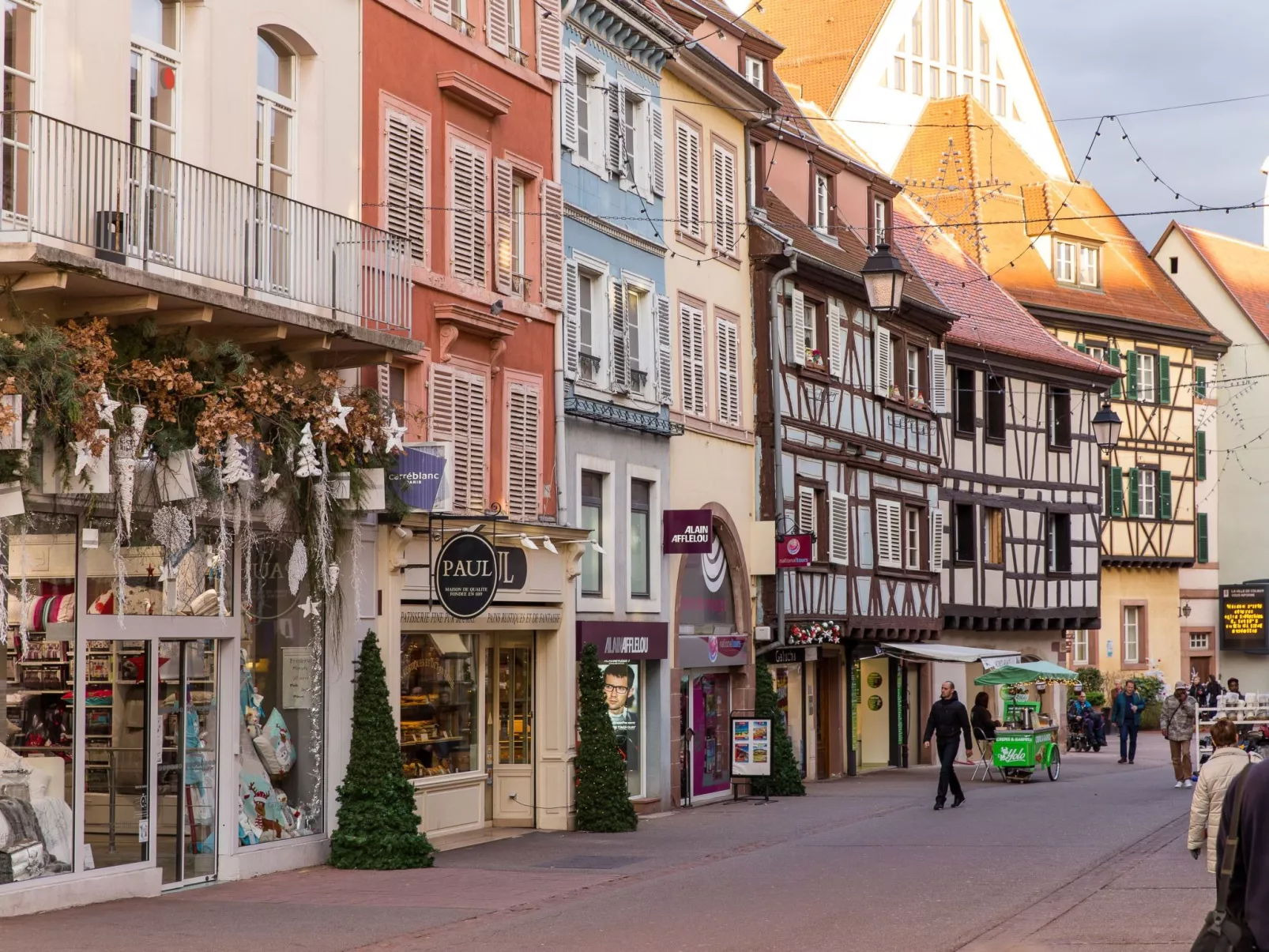 Mit zwei Garagenstellplätzen-Buiten