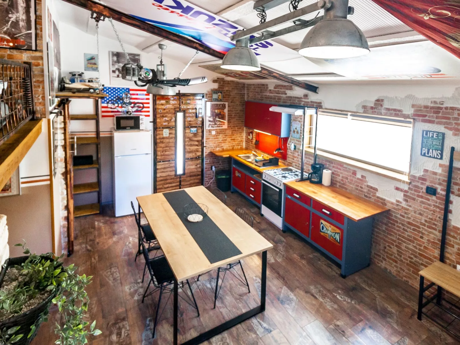 Haus im Industriestil Eni mit privatem Parkplatz-Binnen