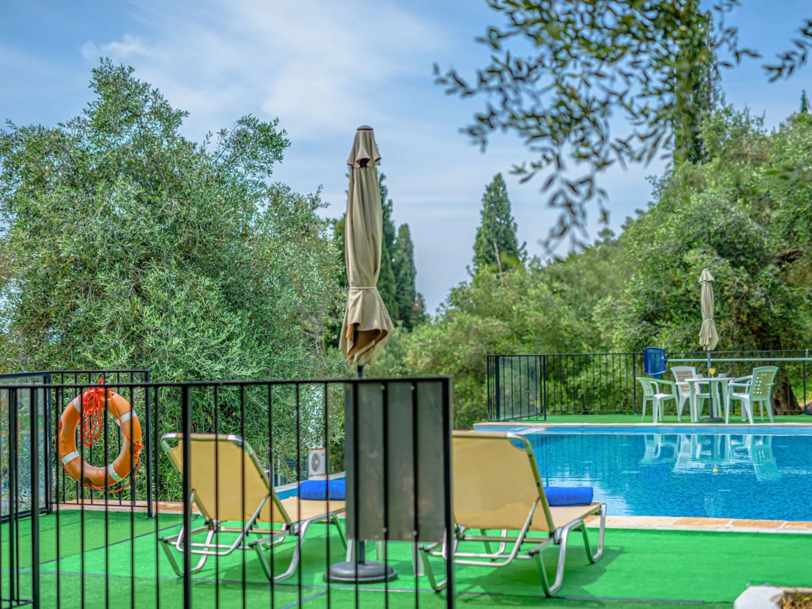 "Zeus" mit Infinity Pool-Buiten