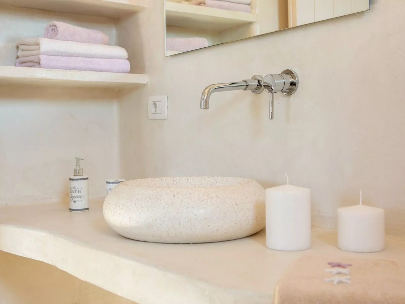 "Agapi" mit Infinity-Pool-Binnen