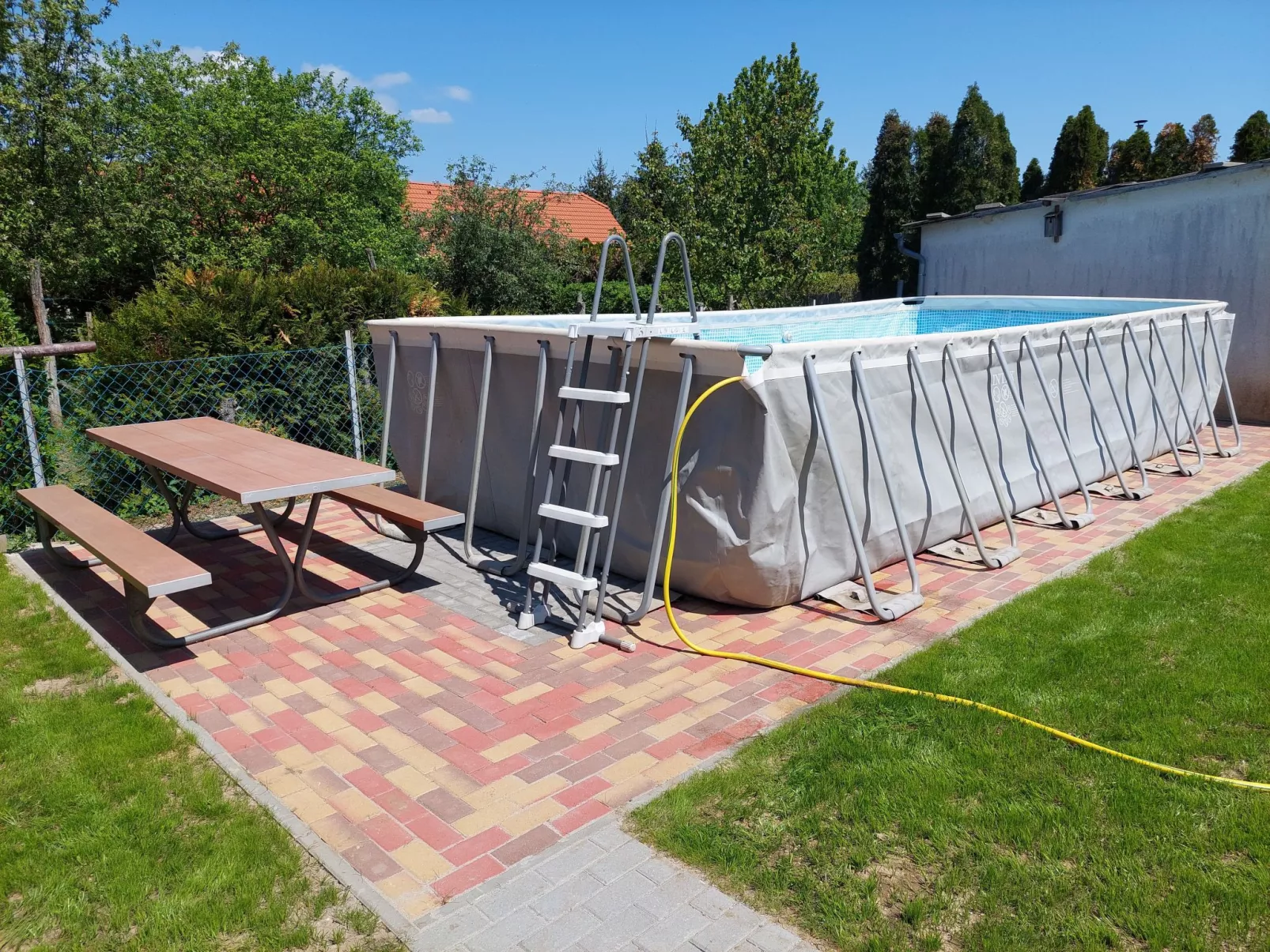 Schönes Ferienhaus mit sehr großem Pool-Buiten