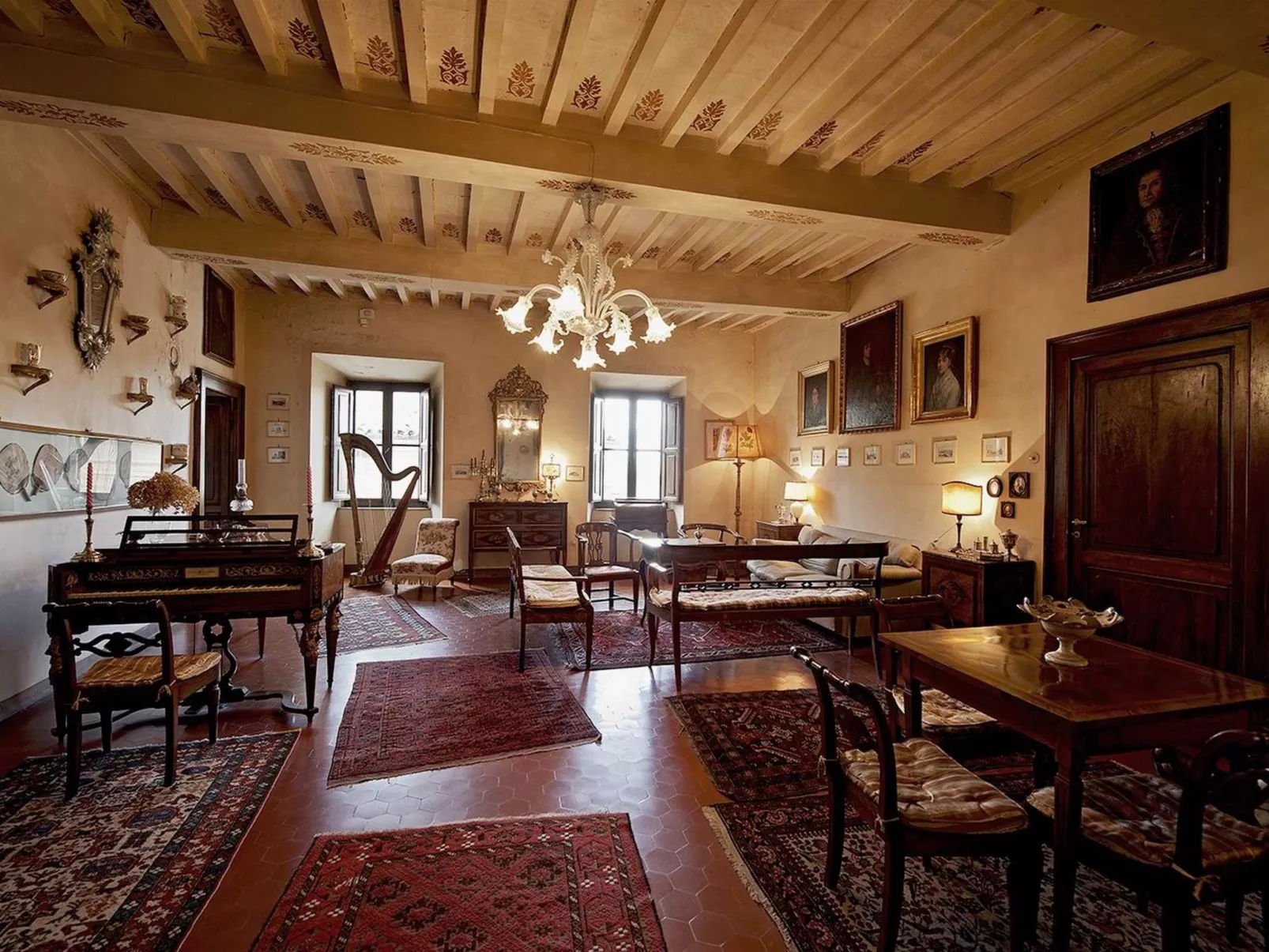 Charmante Schlossunterkunft mit Schwimmbad-Binnen