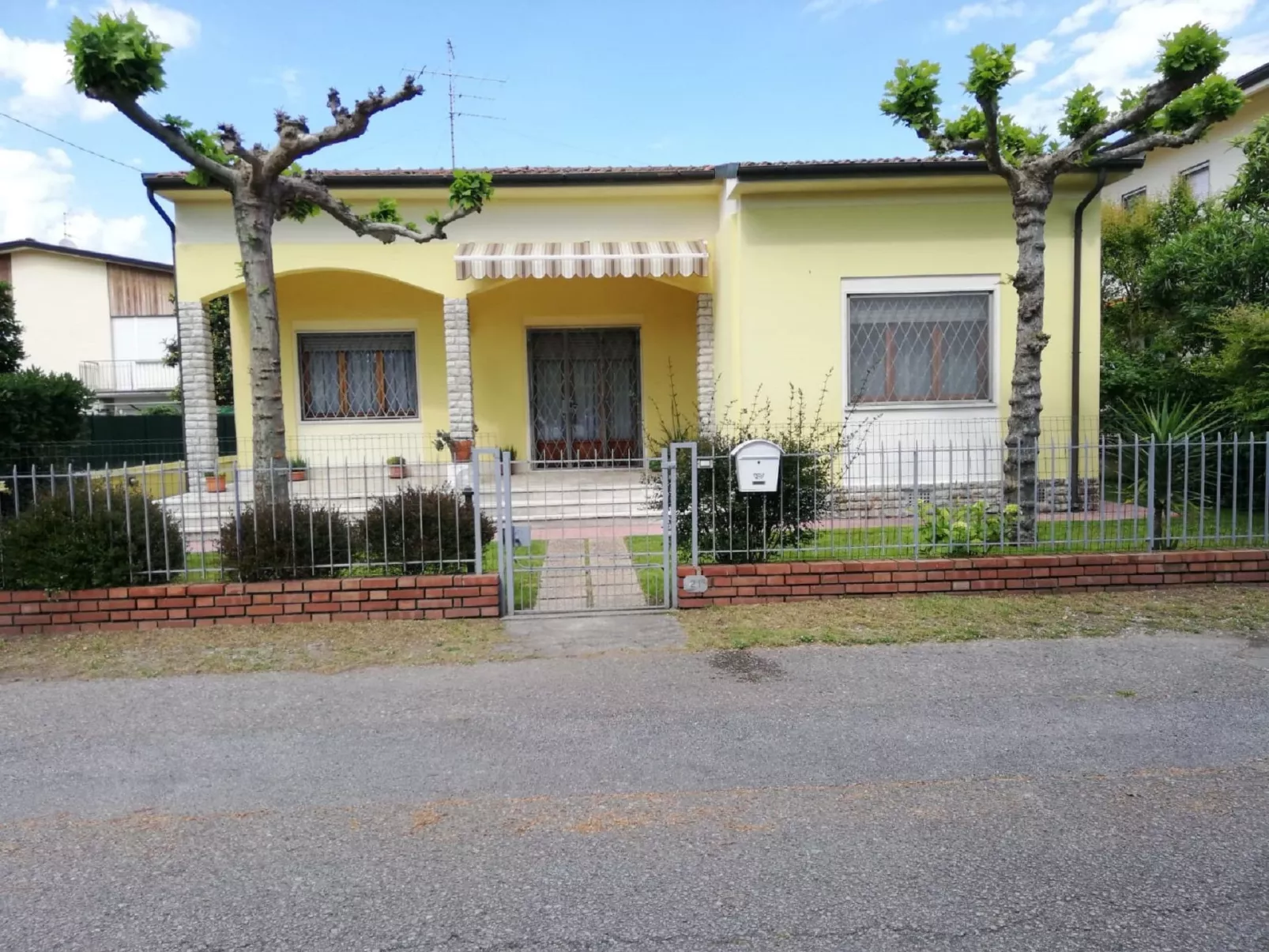 Ferienvilla mit Garten, Grill und Terrasse-Buiten