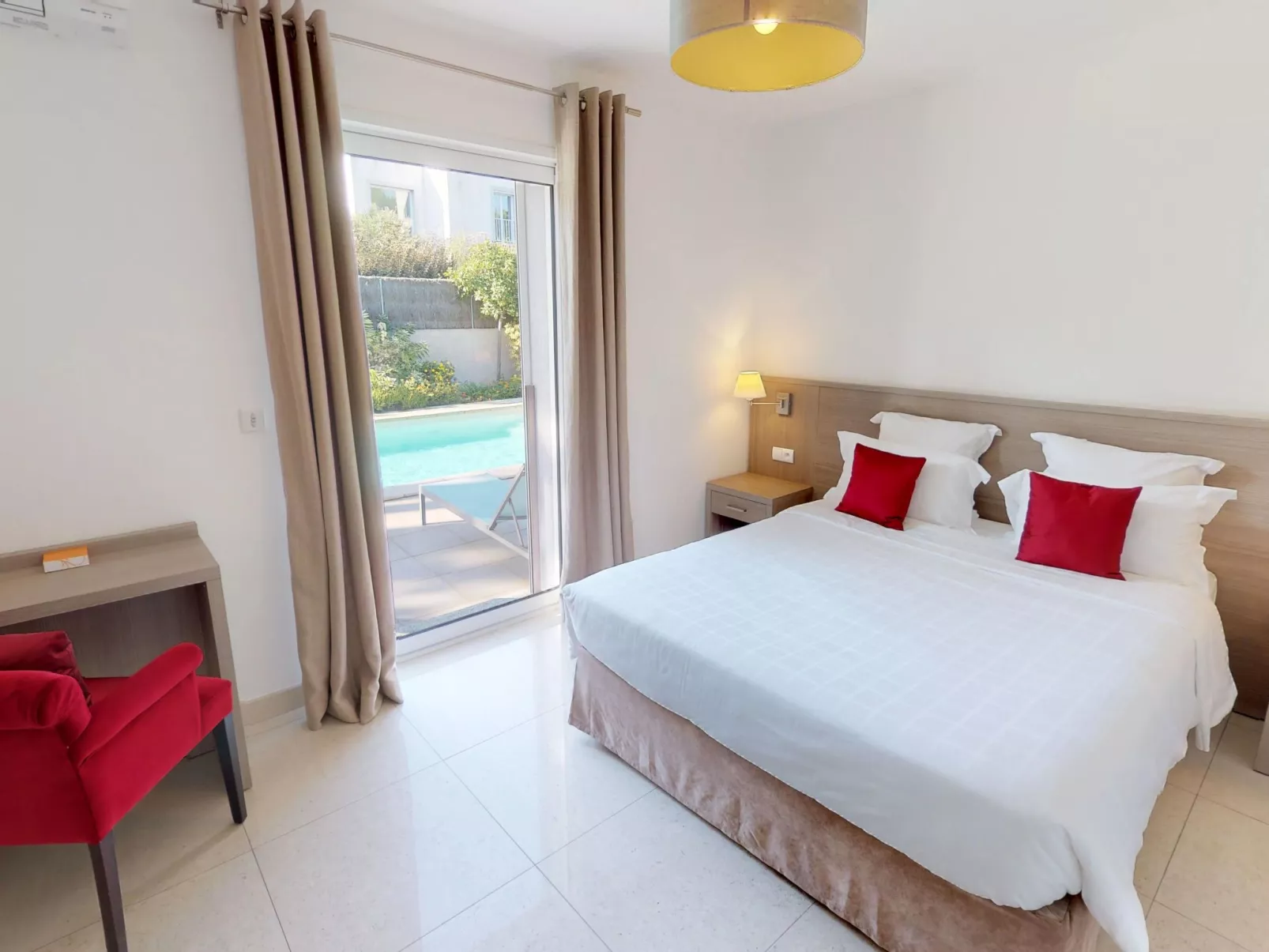 Villa mit 6 Schlafzimmern, privatem Pool Garten und Parkplatz-Binnen