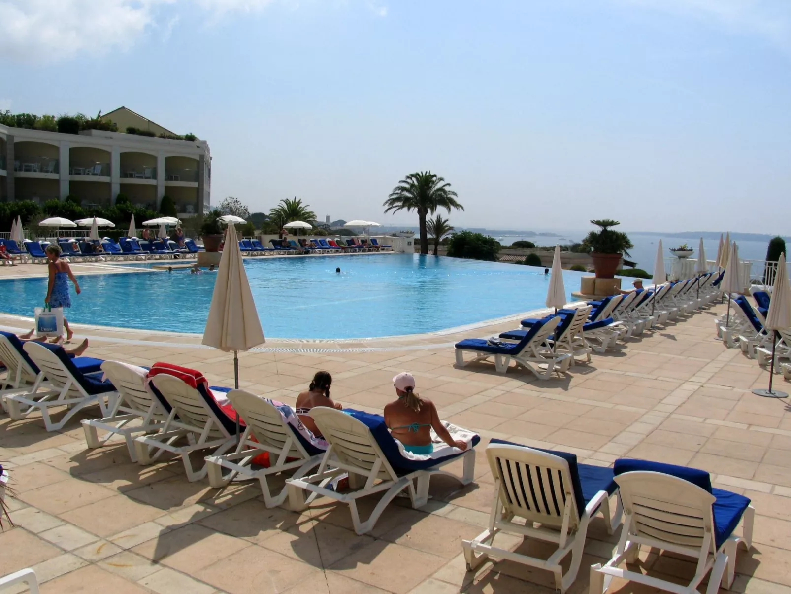 Wohnung "Eze" mit Privatparkplatz-Buiten