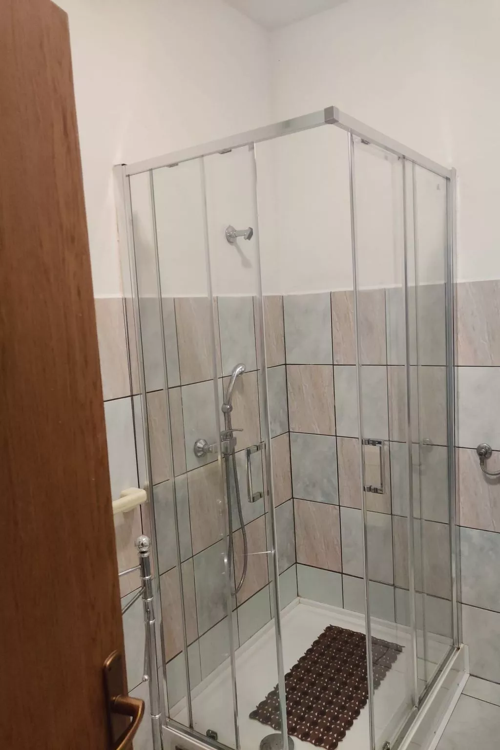 2 mit Parkplatz, Wifi, Ac-Binnen