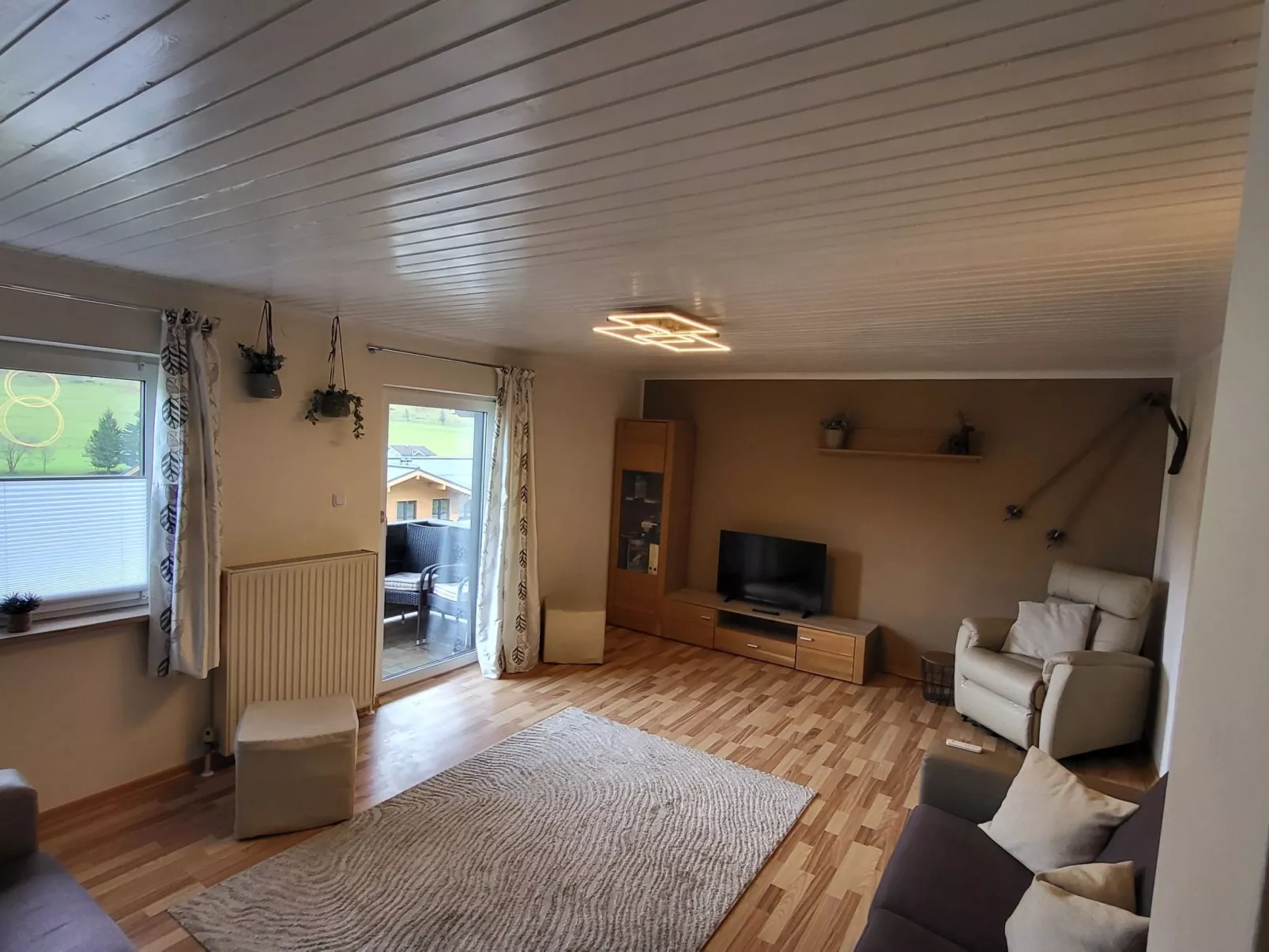 Geräumige Wohnung mit zwei Schlafzimmern und Balkon-Image-tags.info