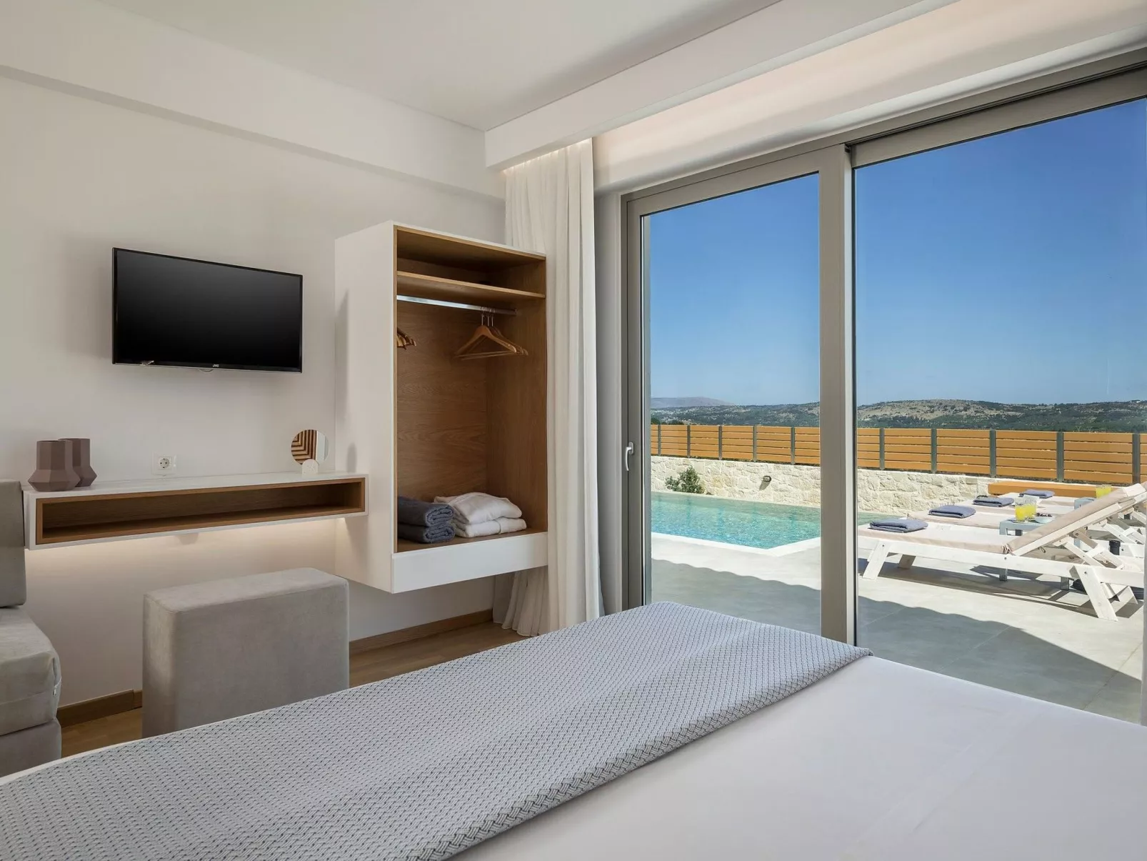 Villa White Harmony 6km vom Strand entfernt mit Pool-Binnen