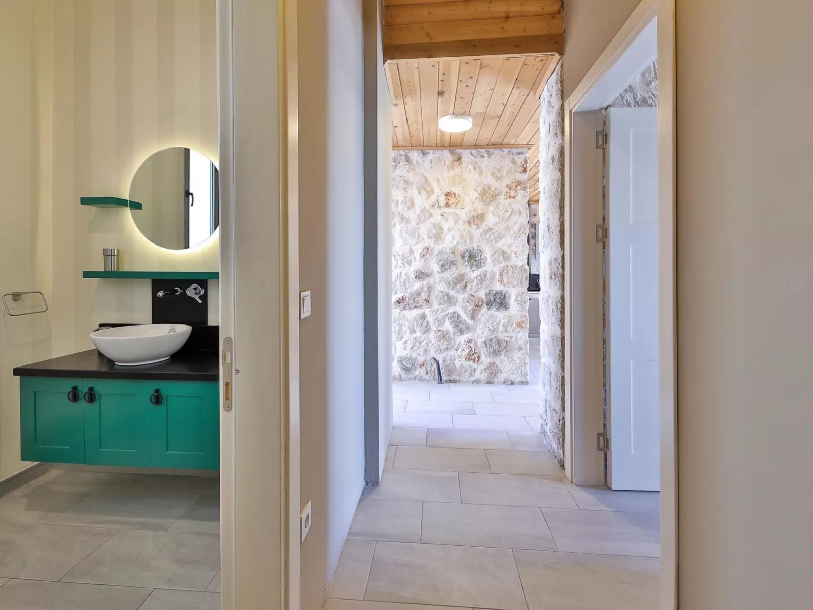 Traditionelles Natursteinhaus mit Sichtschutzpool-Binnen