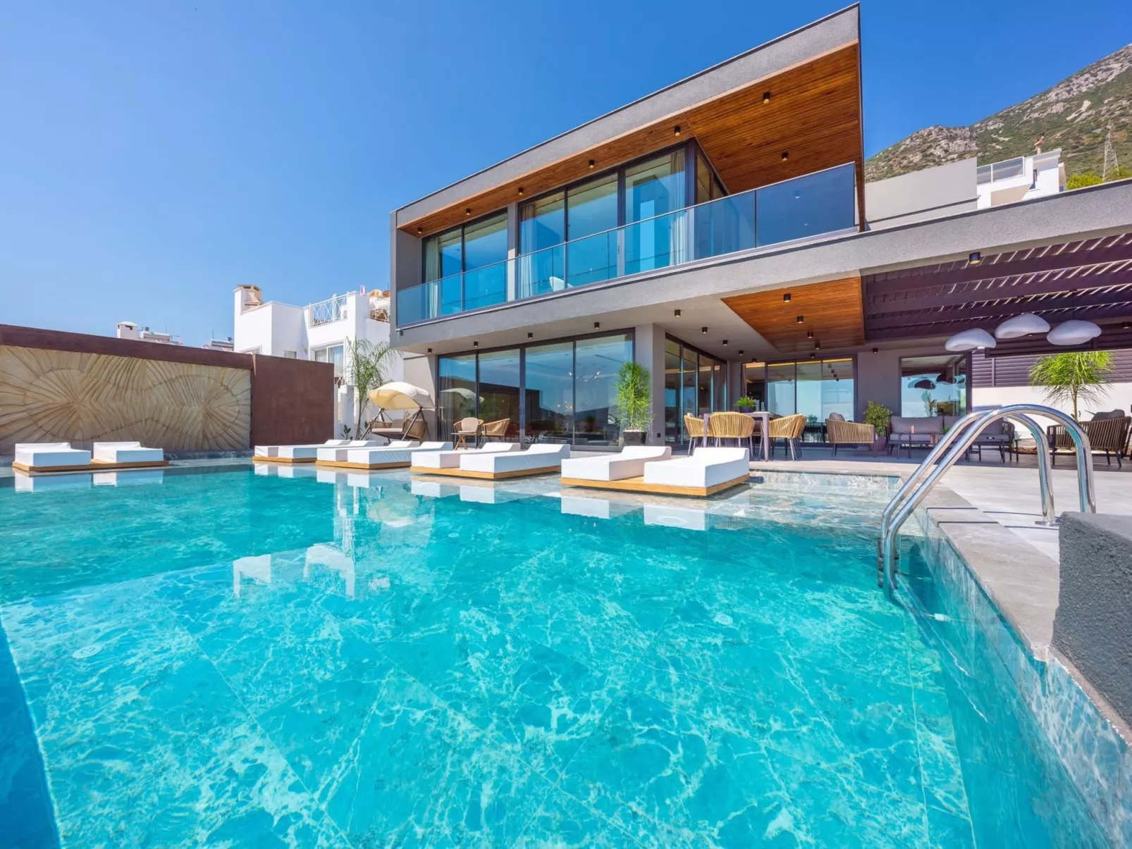 Designvilla mit Pool und spektakulärer Aussicht-Buiten