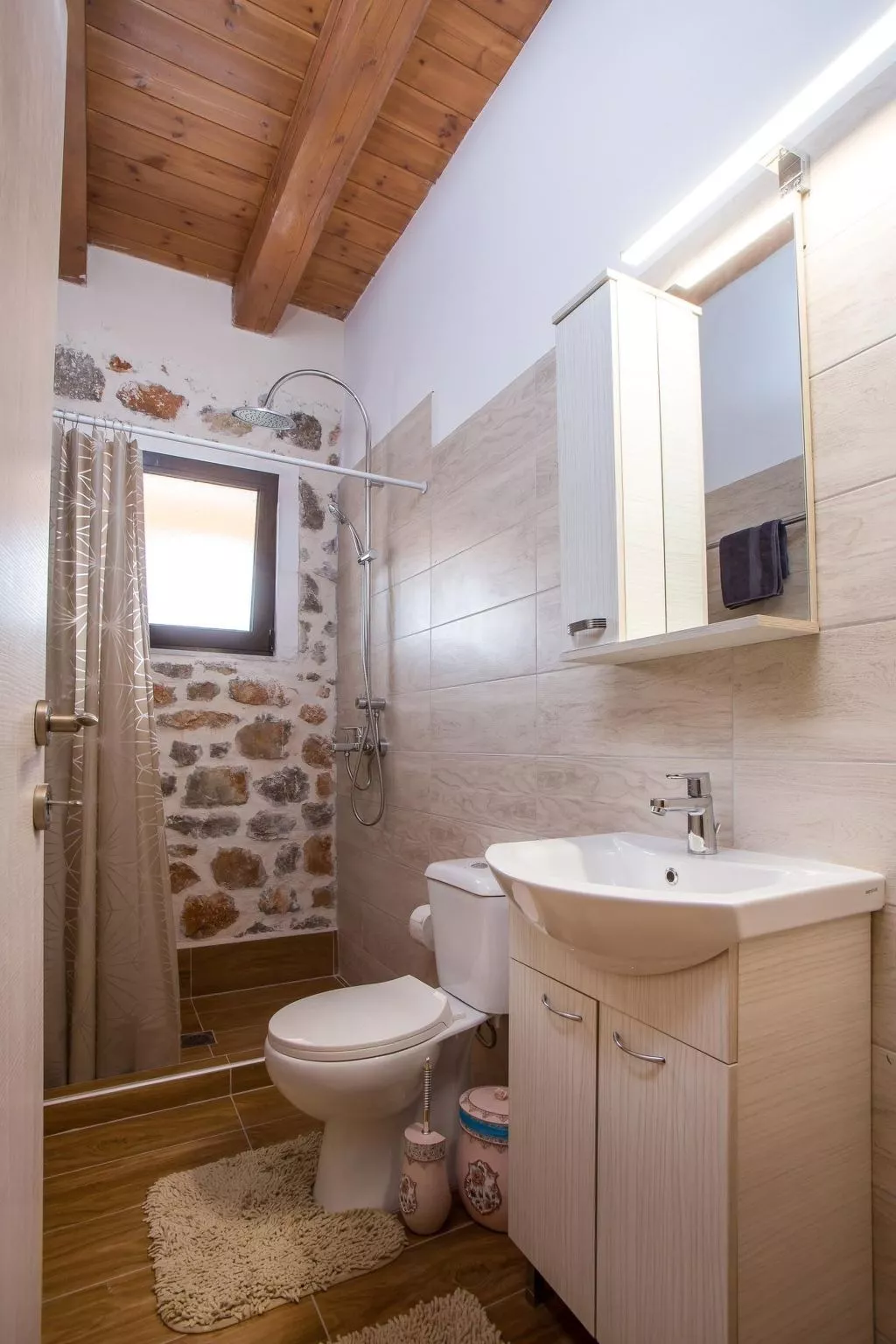 Schöne Steinvilla im Wald-Binnen