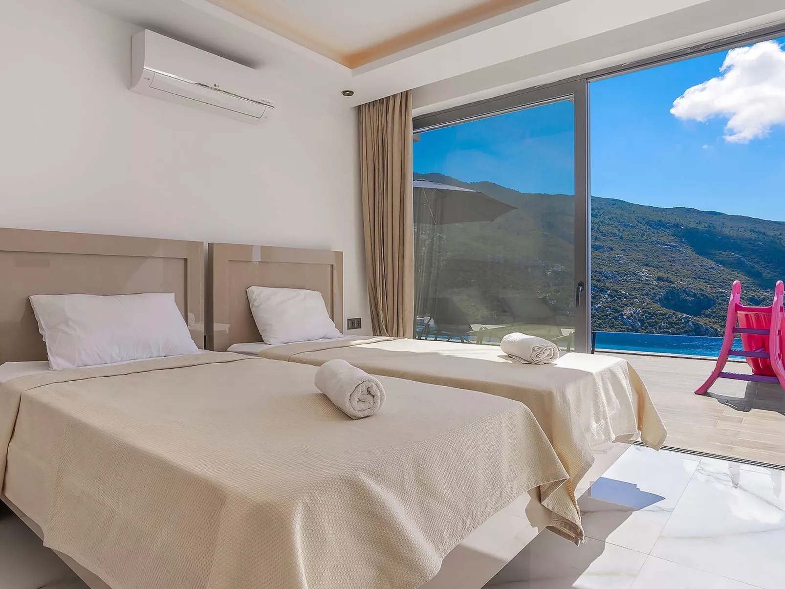 Schöne Villa mit Pool, Blick auf Meer und Tal-Binnen