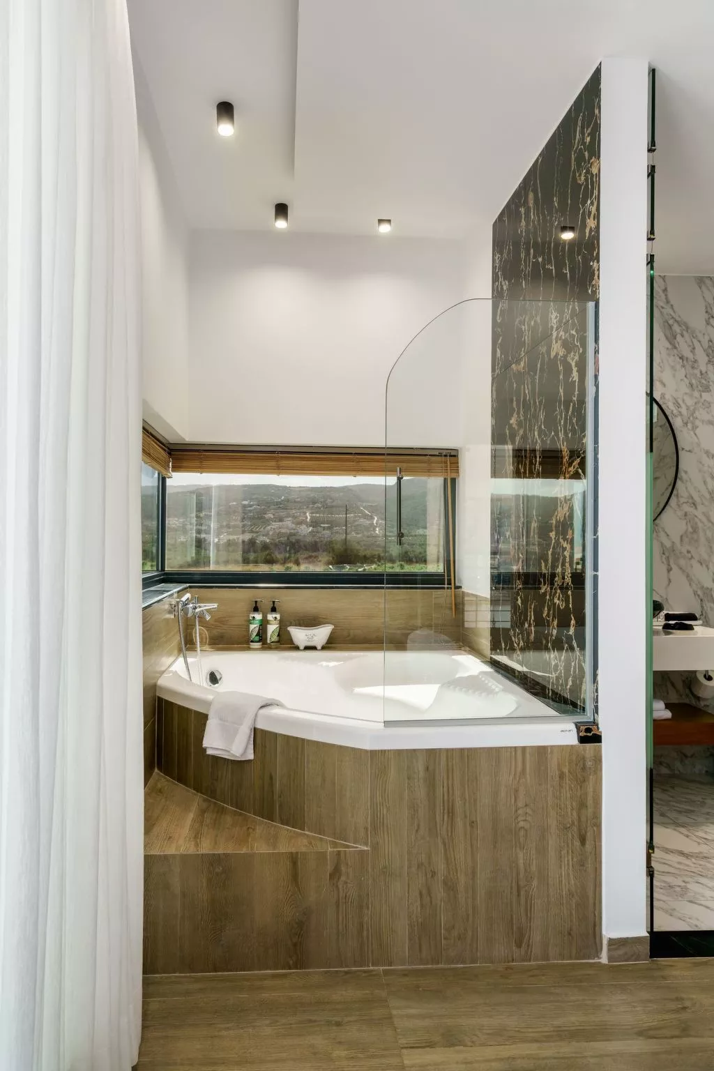 Lux-Villa mit Innen- und Außenpool, BBQ und Fitnessraum-Image-tags.info