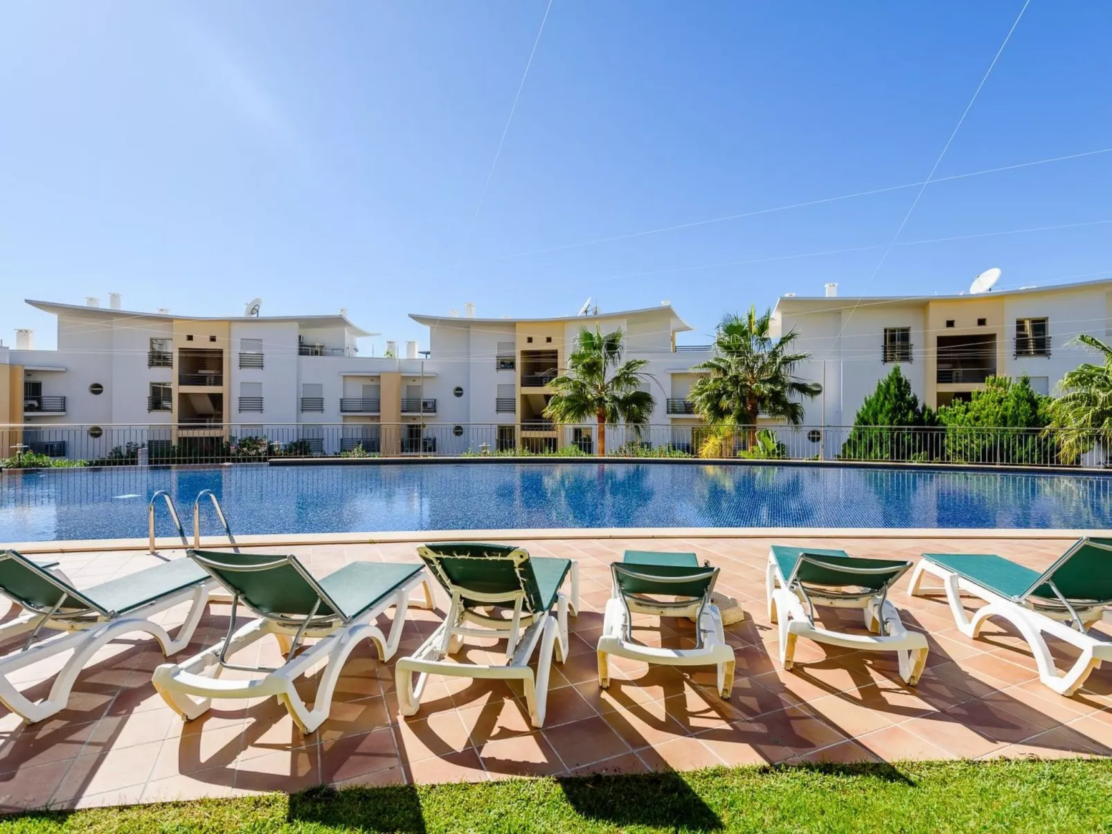 BnB Homes komfortable Wohnung mit 2 Pools-Buiten