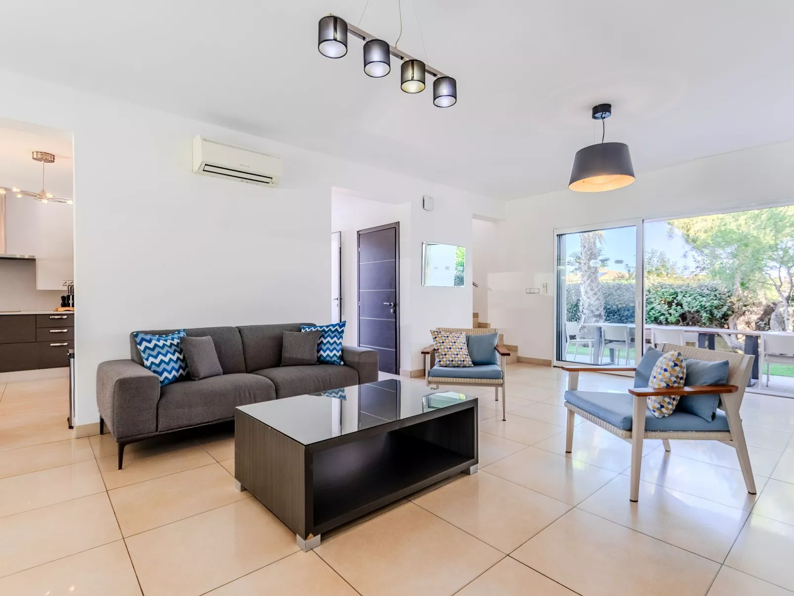 Villa 4 Schlafzimmer, privater Pool Garten und Parkplatz-Binnen