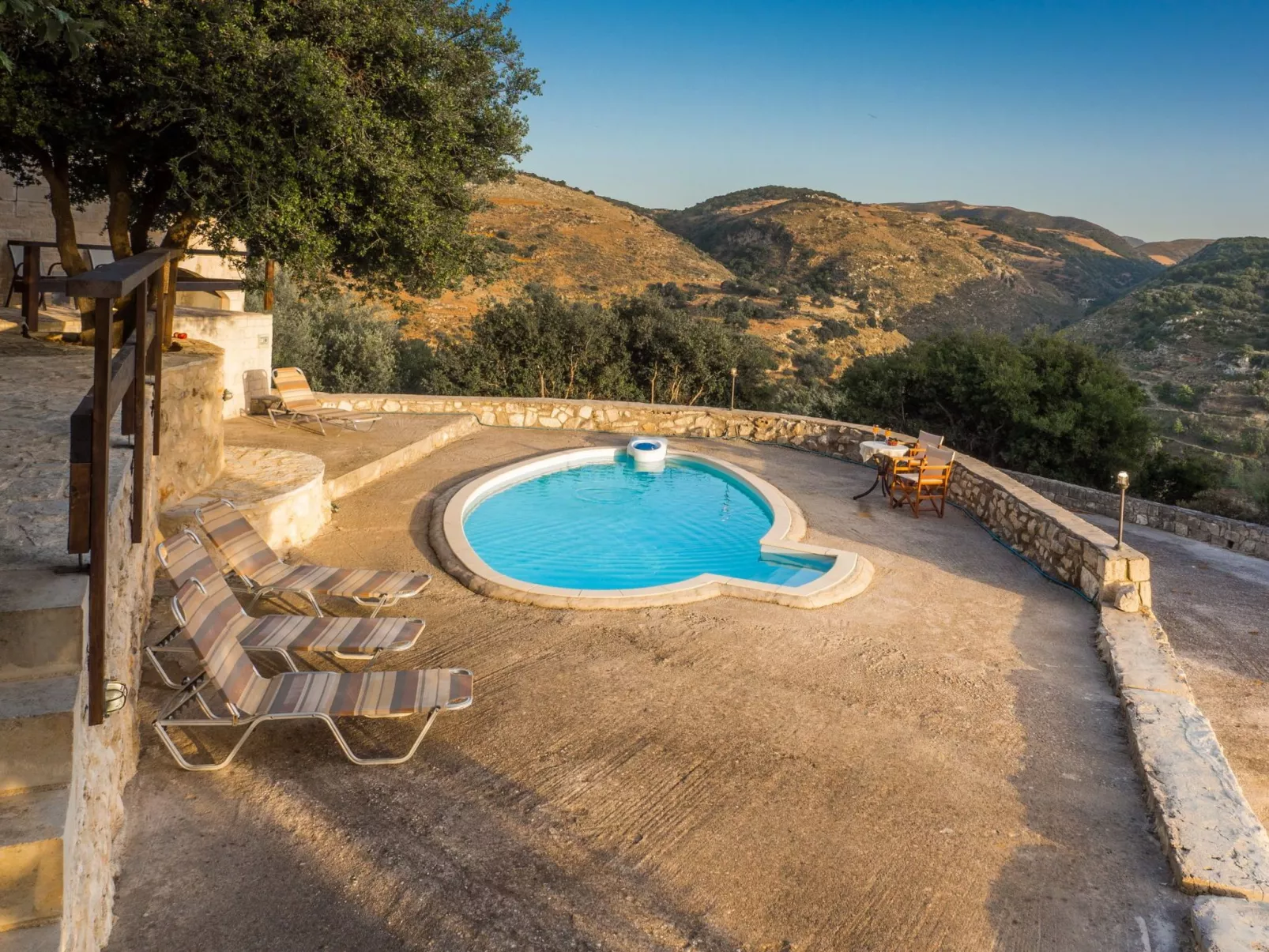 Villa aus Stein mit privatem Pool und BBQ-Bereich-Image-tags.info