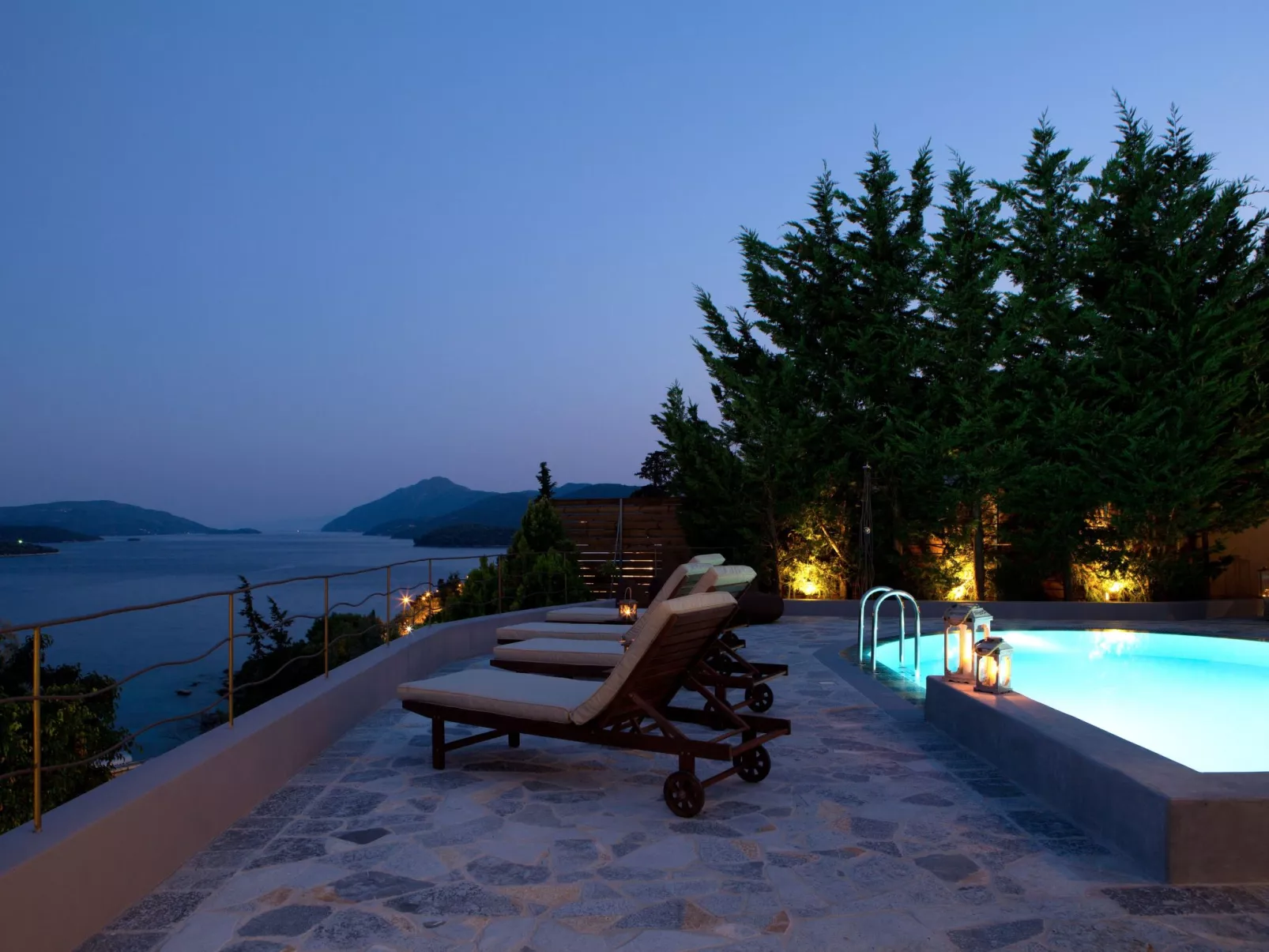 Herrliche Villa mit schönem Pool, Terrasse und Meerblick-Binnen