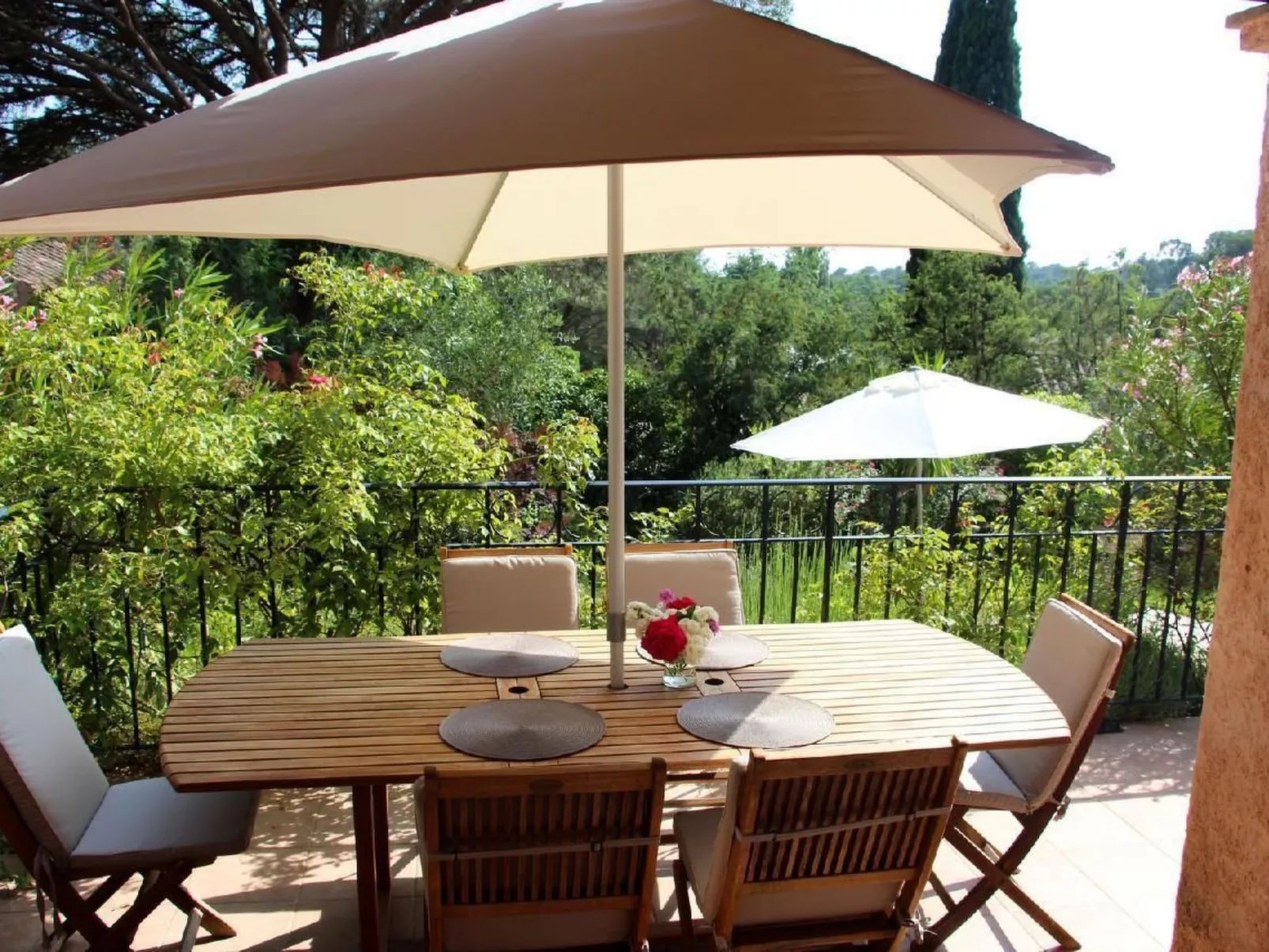 Charmante Villa mit Pool und Golfplatz-Buiten