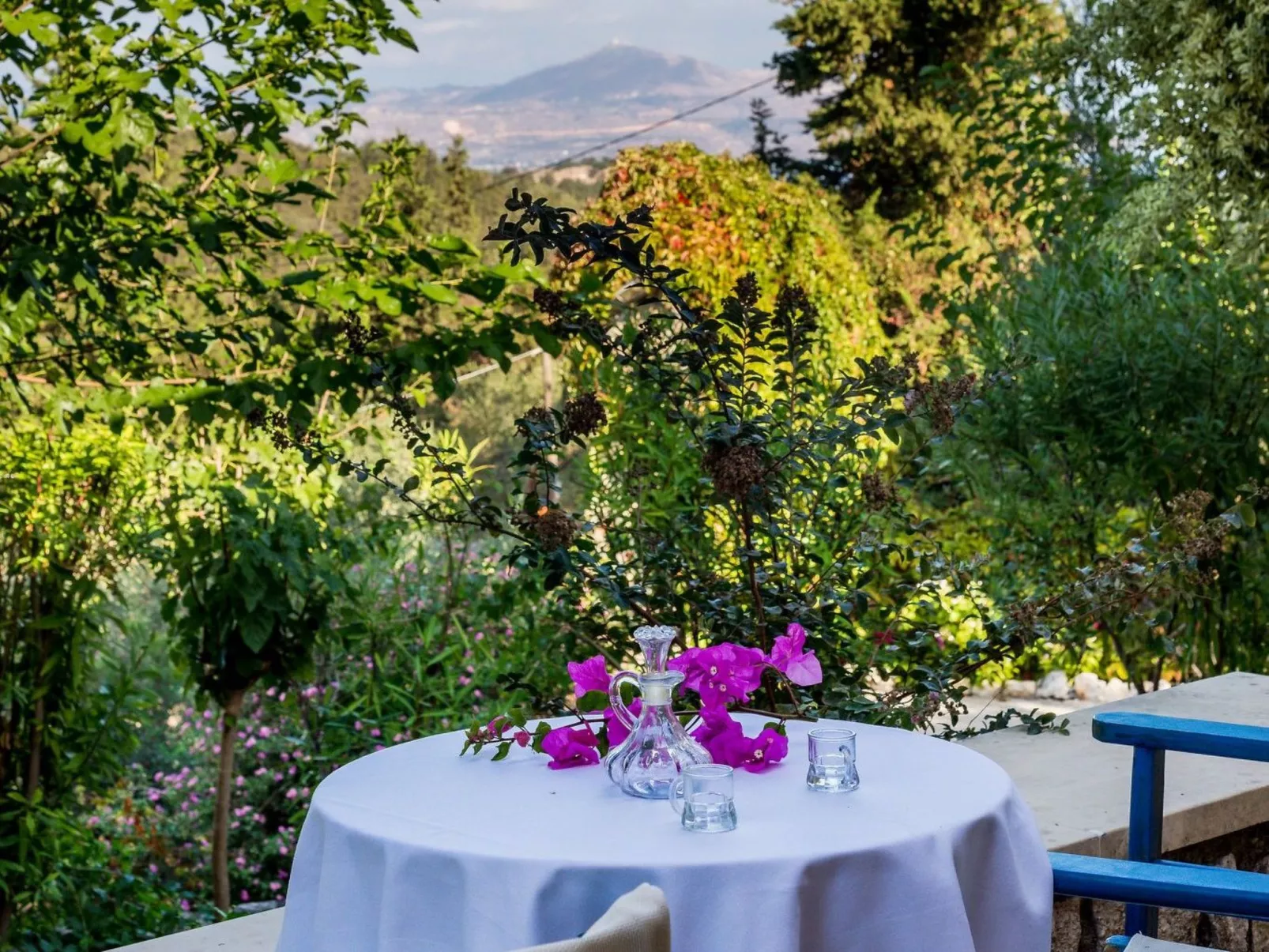 Mit Terrasse und Balkon-Buiten