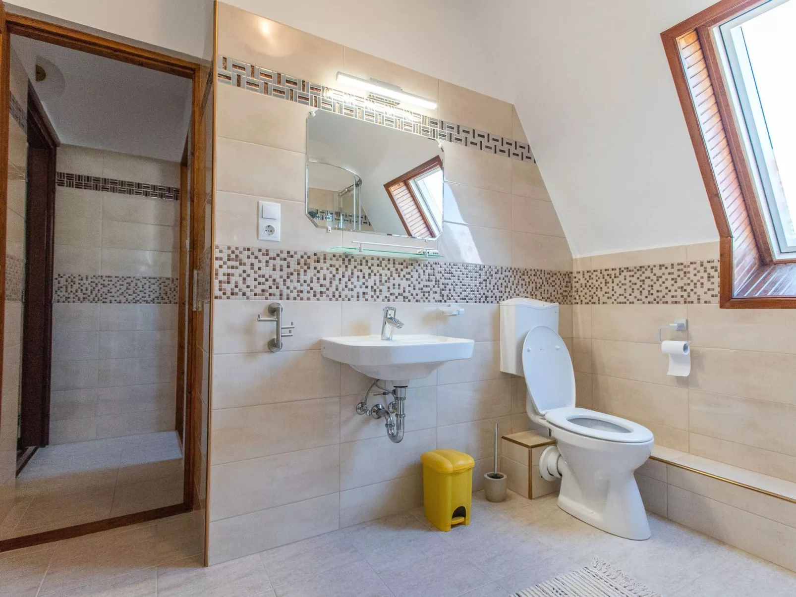 Mit Swimmingpool für 10 Personen-Binnen