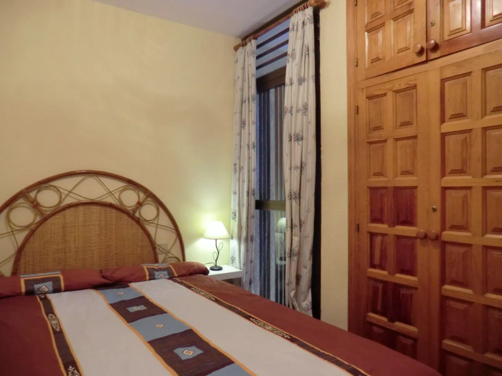 Ruhige Ferienwohnung mit Pool und Meerblick-Binnen