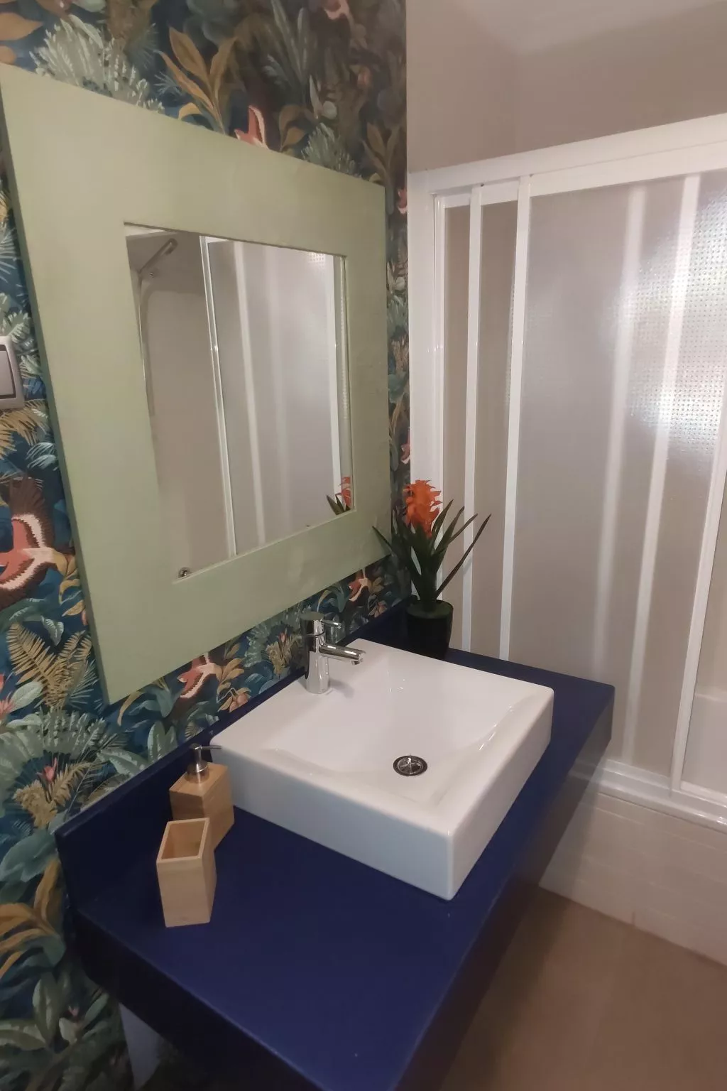 La Invincible Terreros in der 1. Reihe des Strandes-Binnen