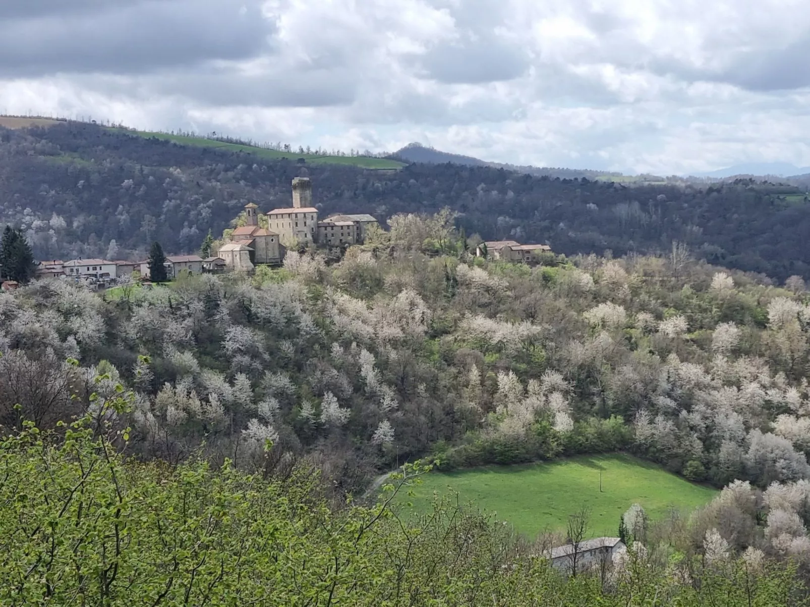 Cascina Bricco 'Ein Balkon in den Alpen-Buiten