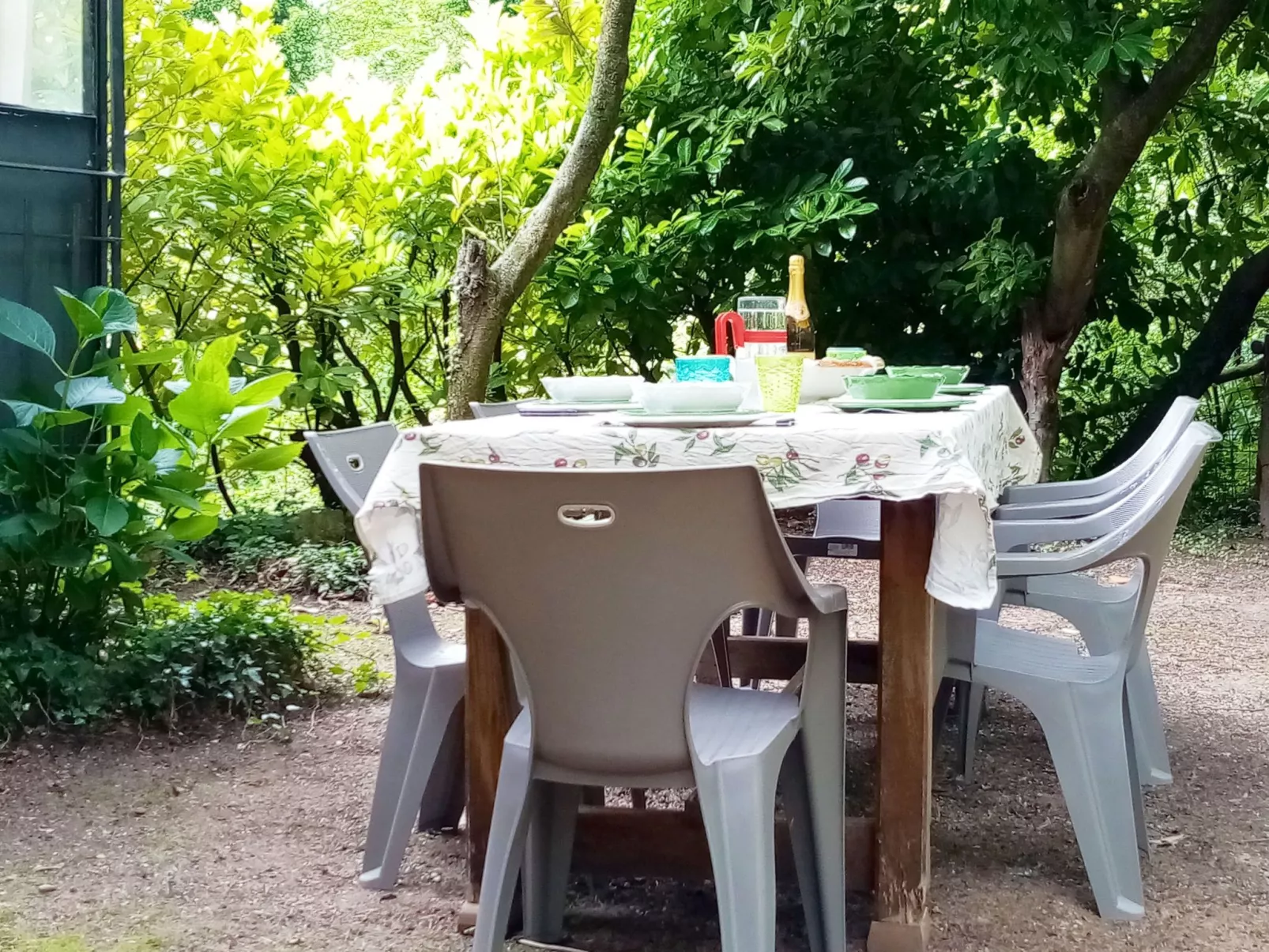 Haus inmitten der Natur mit Schwimmbad-Buiten