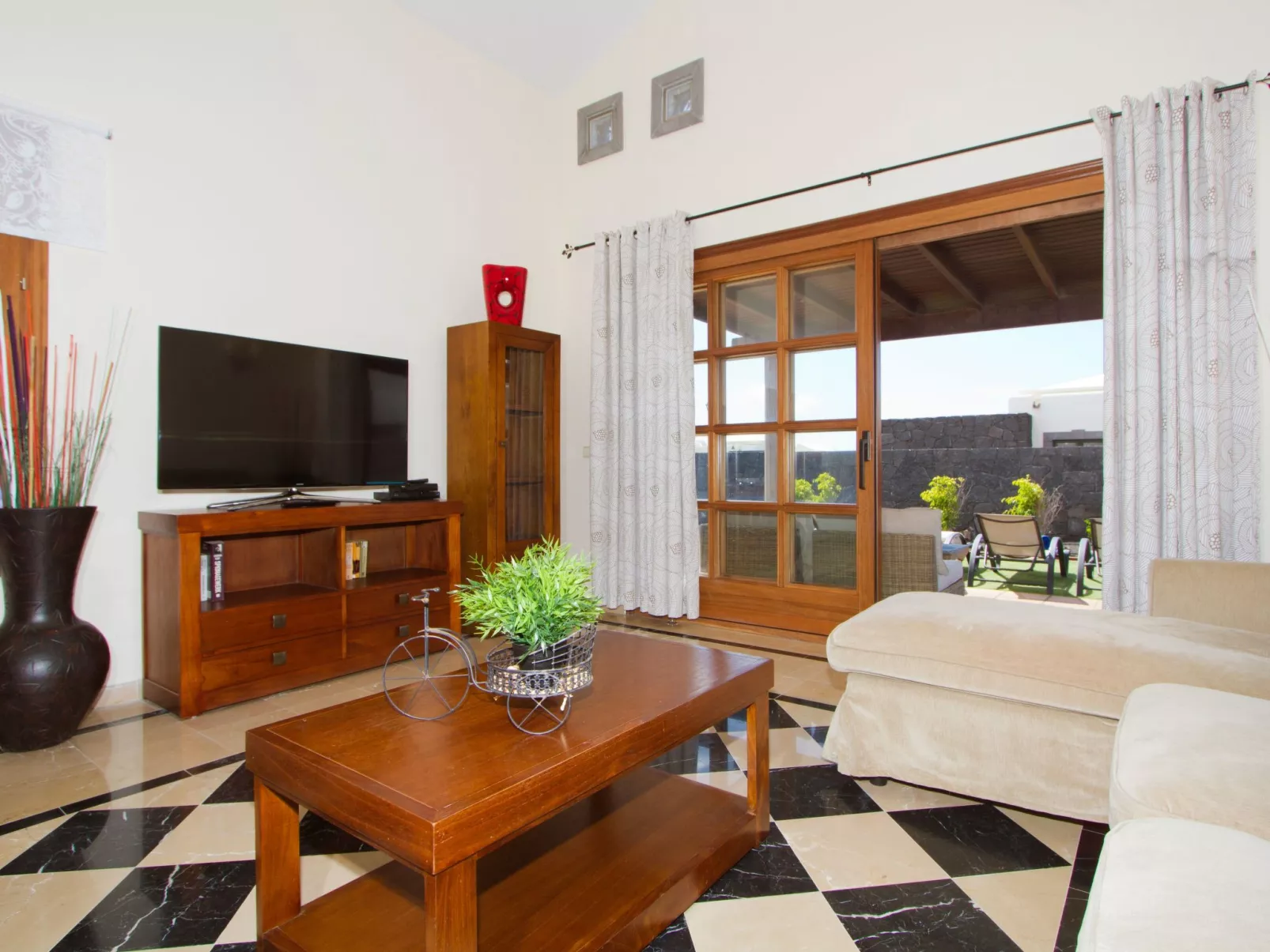 Charmantes Ferienhaus in Yaiza mit Privatem Pool-Binnen