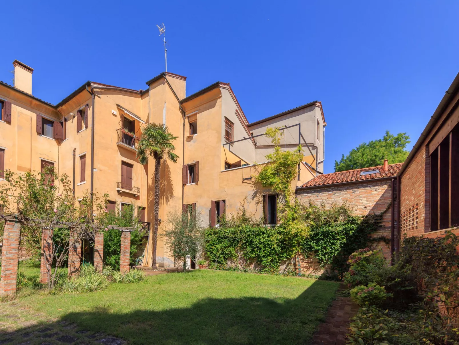Casa dell'Aviatore große Gartenterrasse-Buiten