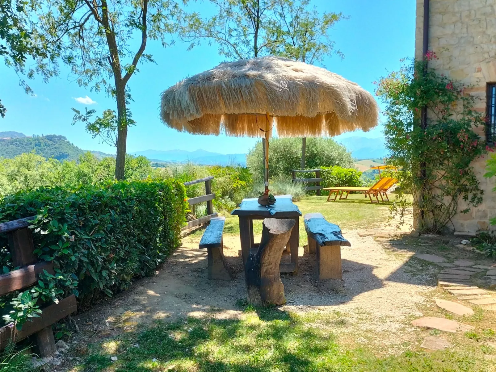 Große Wohnung mit Blick von den Bergen bis zum Meer-Buiten