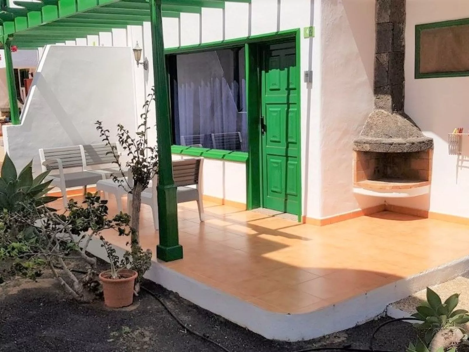 Wohnung mit Terrasse für 2 Erwachsene und 1 Kind-Buiten