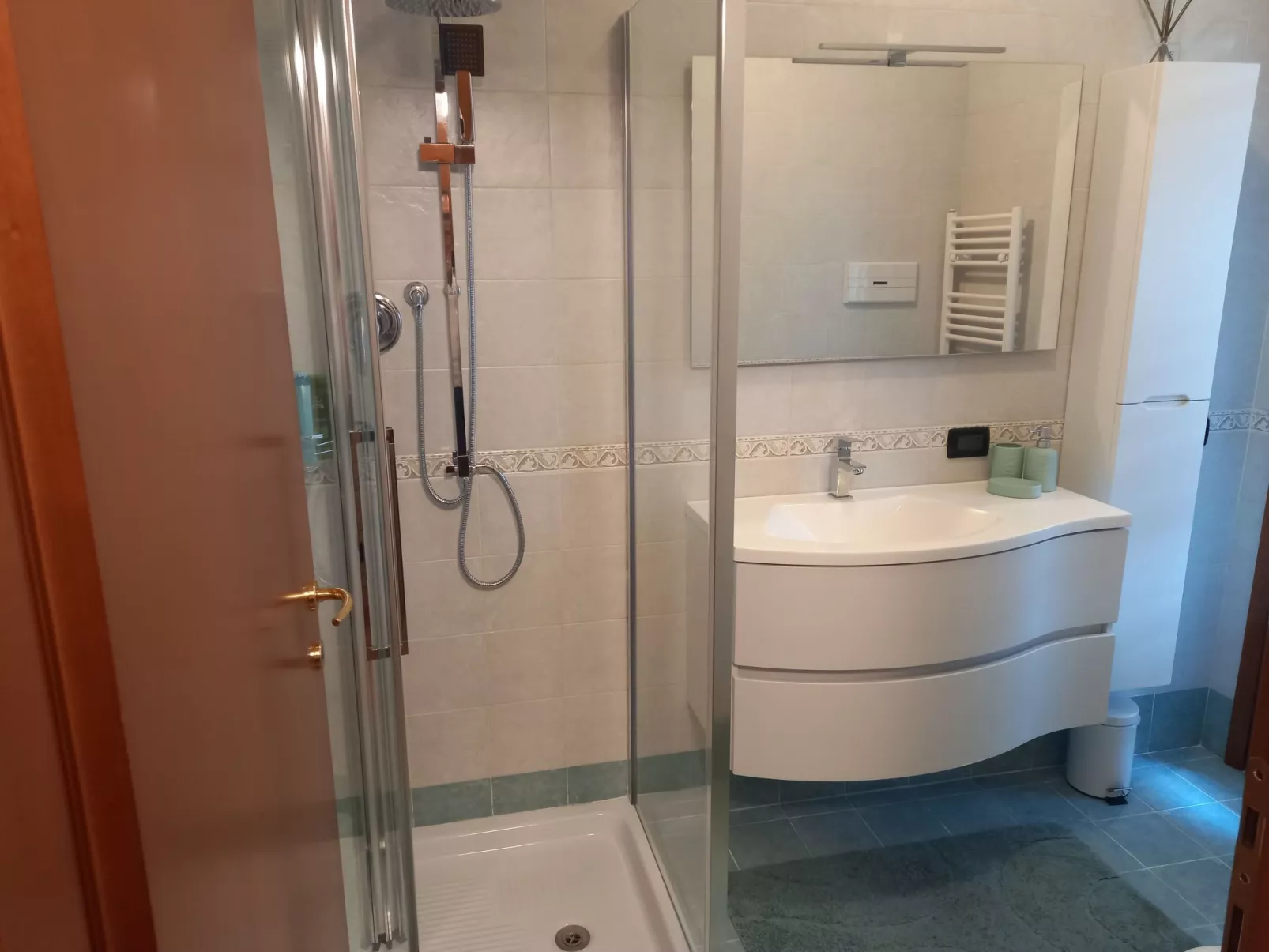 Stilvoller und gemütlicher Mini mit Garage-Binnen