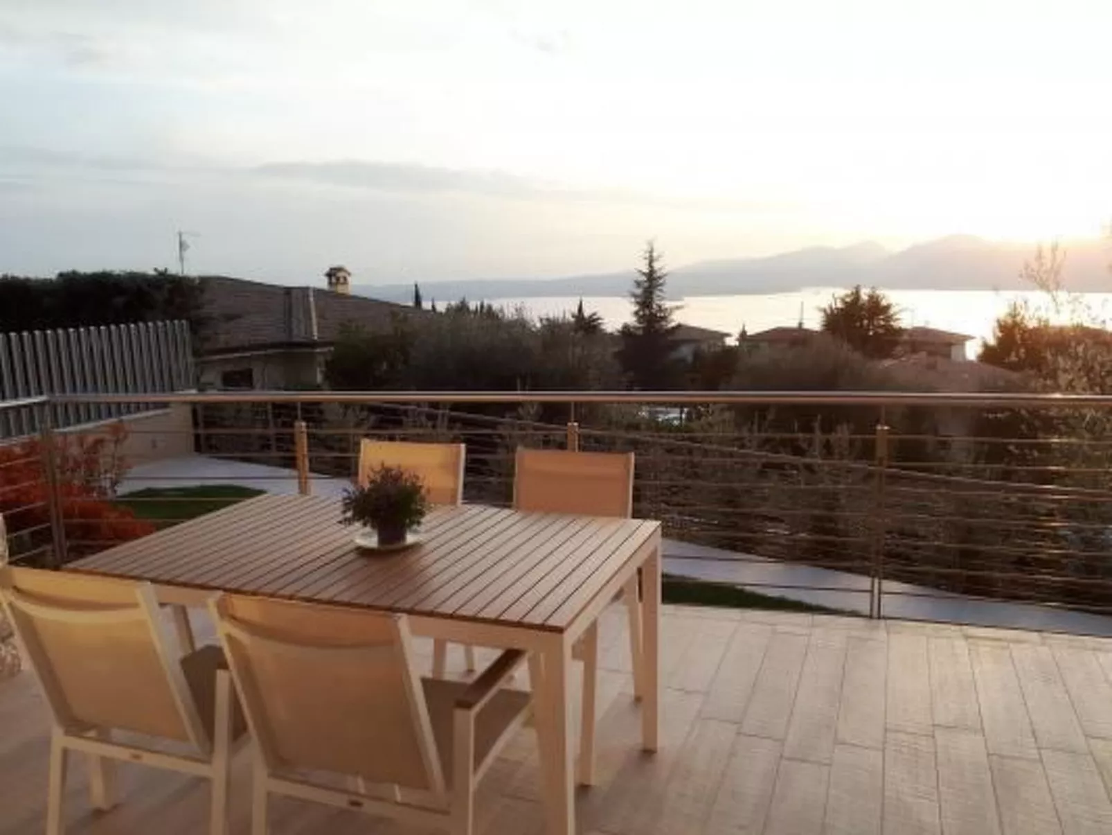 Flacher Sonnenaufgang-Buiten