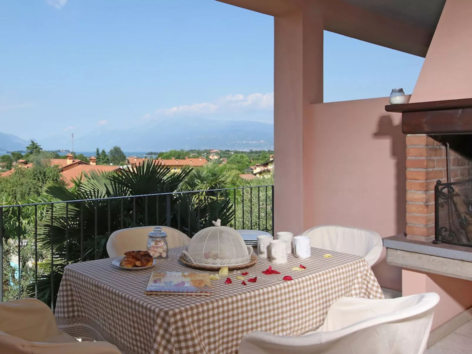 Geranium' Wohnung mit Schwimmbad-Buiten