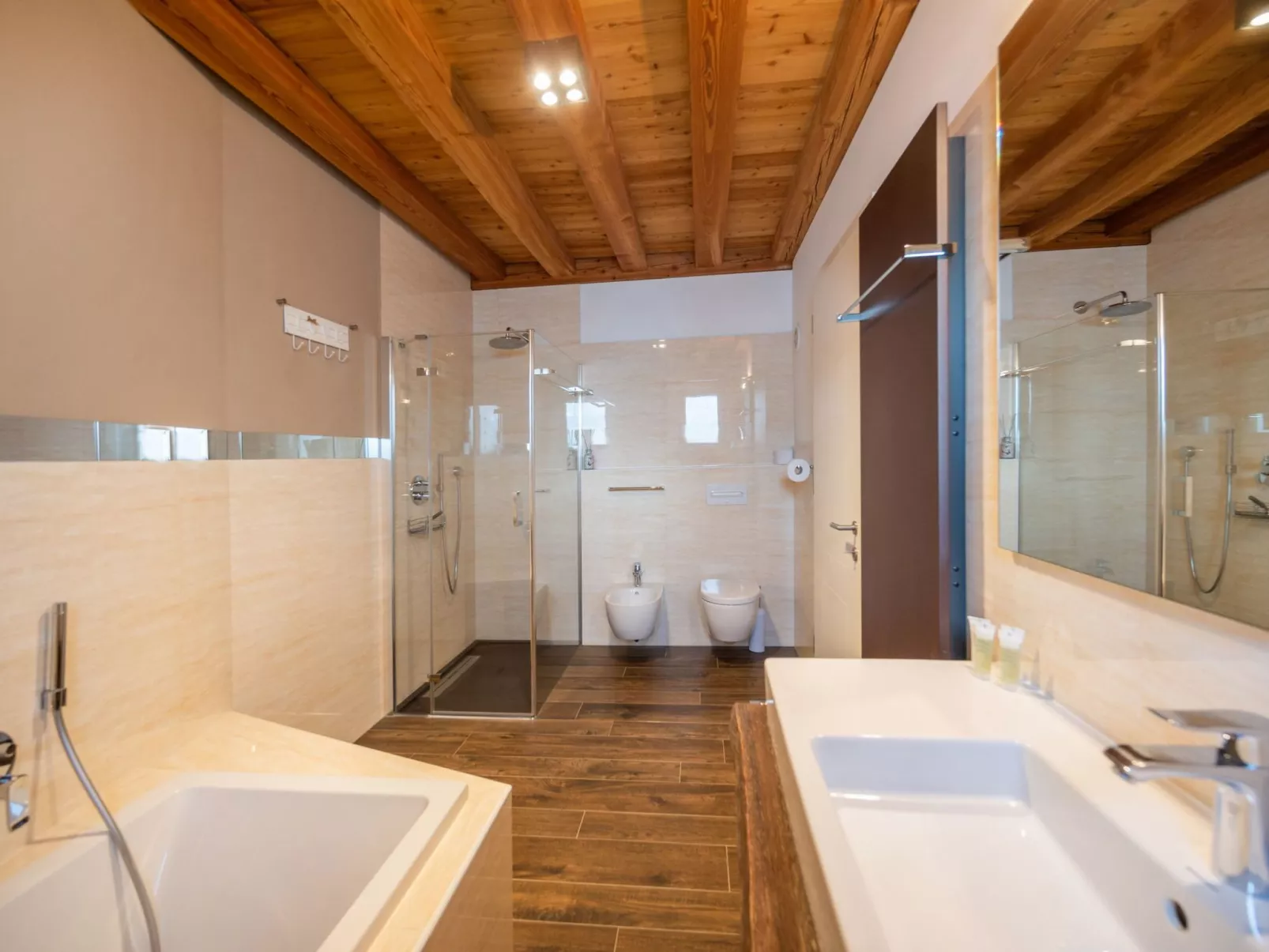 Villa mit schönem Seepanorama und Naturteich-Binnen