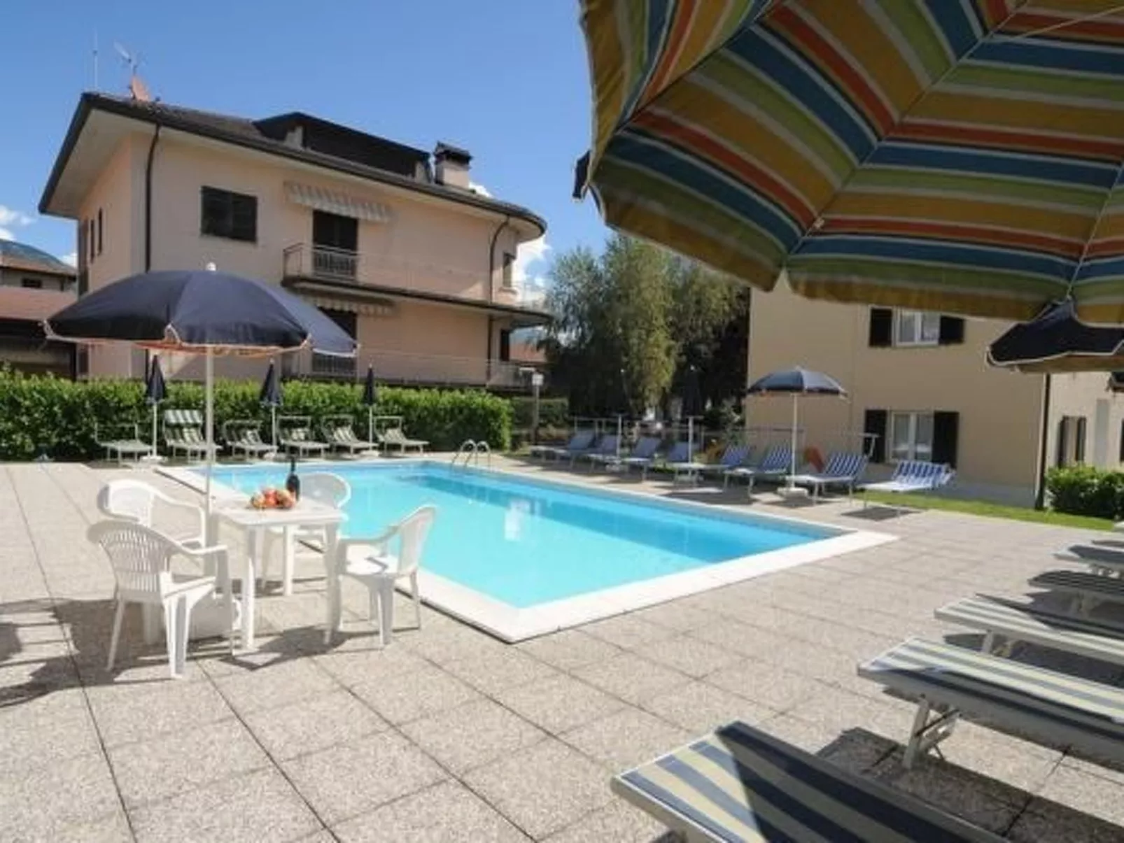 Angenehme Wohnung mit Garten und Pool-Image-tags.info