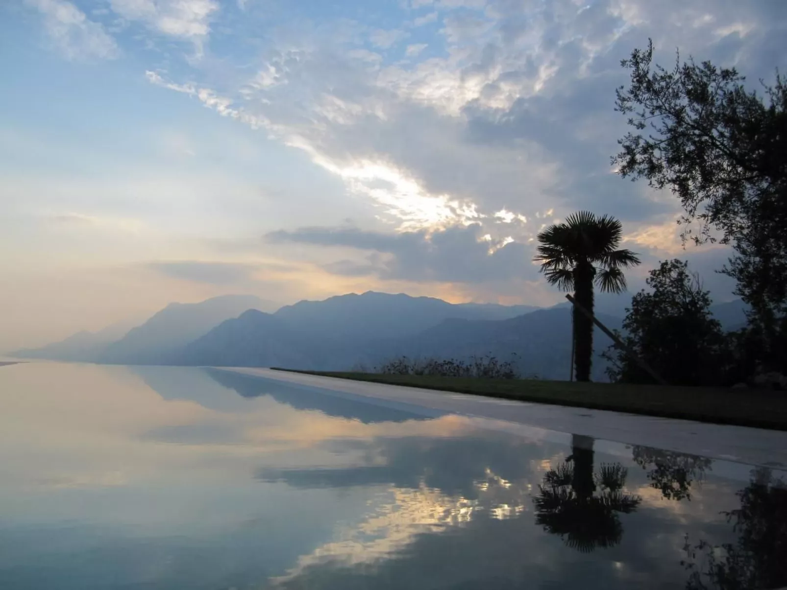 Rustiko-Landhaus mit Infinity-Pool und Seeblick-Image-tags.info