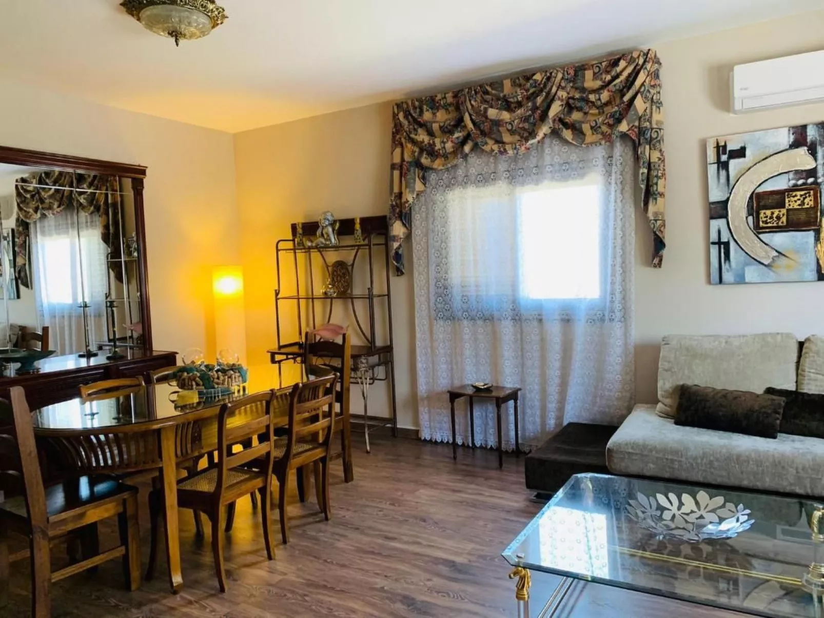 Geräumiges Haus mit exklusivem Schwimmbad und Solarium.-Binnen