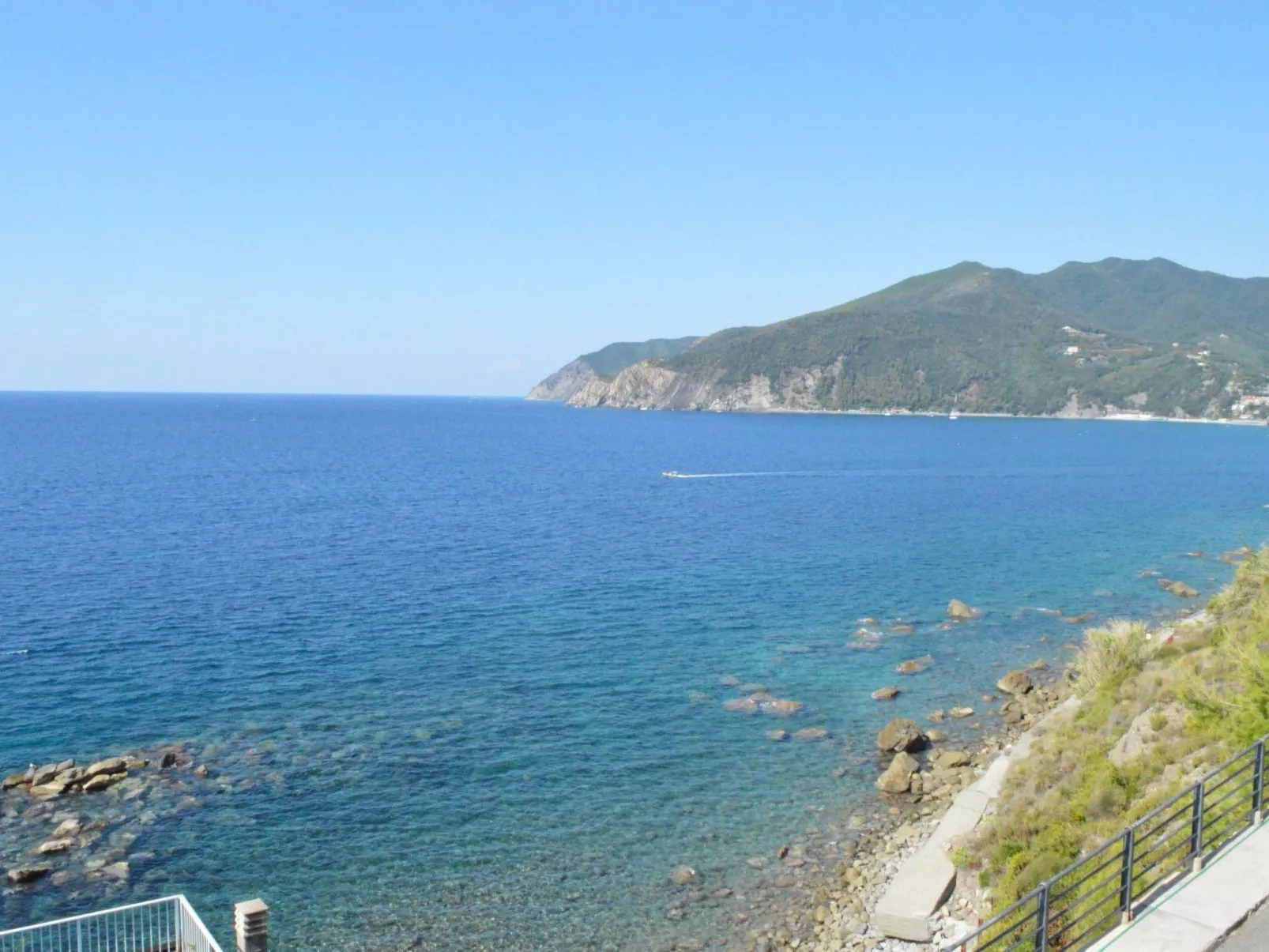 Charmantes Appartement in Moneglia mit Großer Terrasse-Buiten